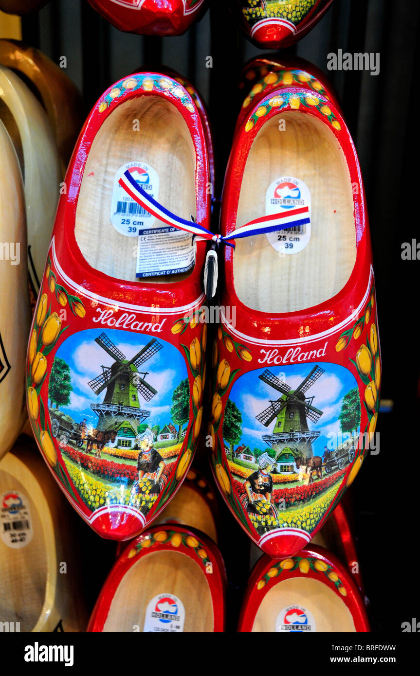Tipi di zoccoli di legno tradizionali pantofole, all'Albert Cuyp Straat  mercati, Amsterdam, Olanda, Paesi Bassi, Europa Foto stock - Alamy