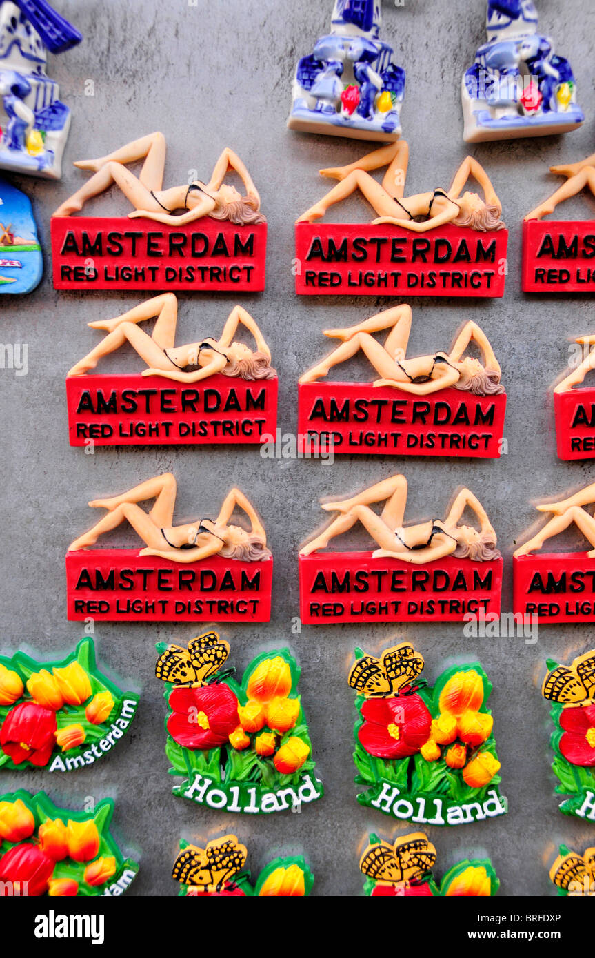 Magneti in un negozio di souvenir nel centro storico della città di Amsterdam, Olanda, Paesi Bassi, Europa Foto Stock
