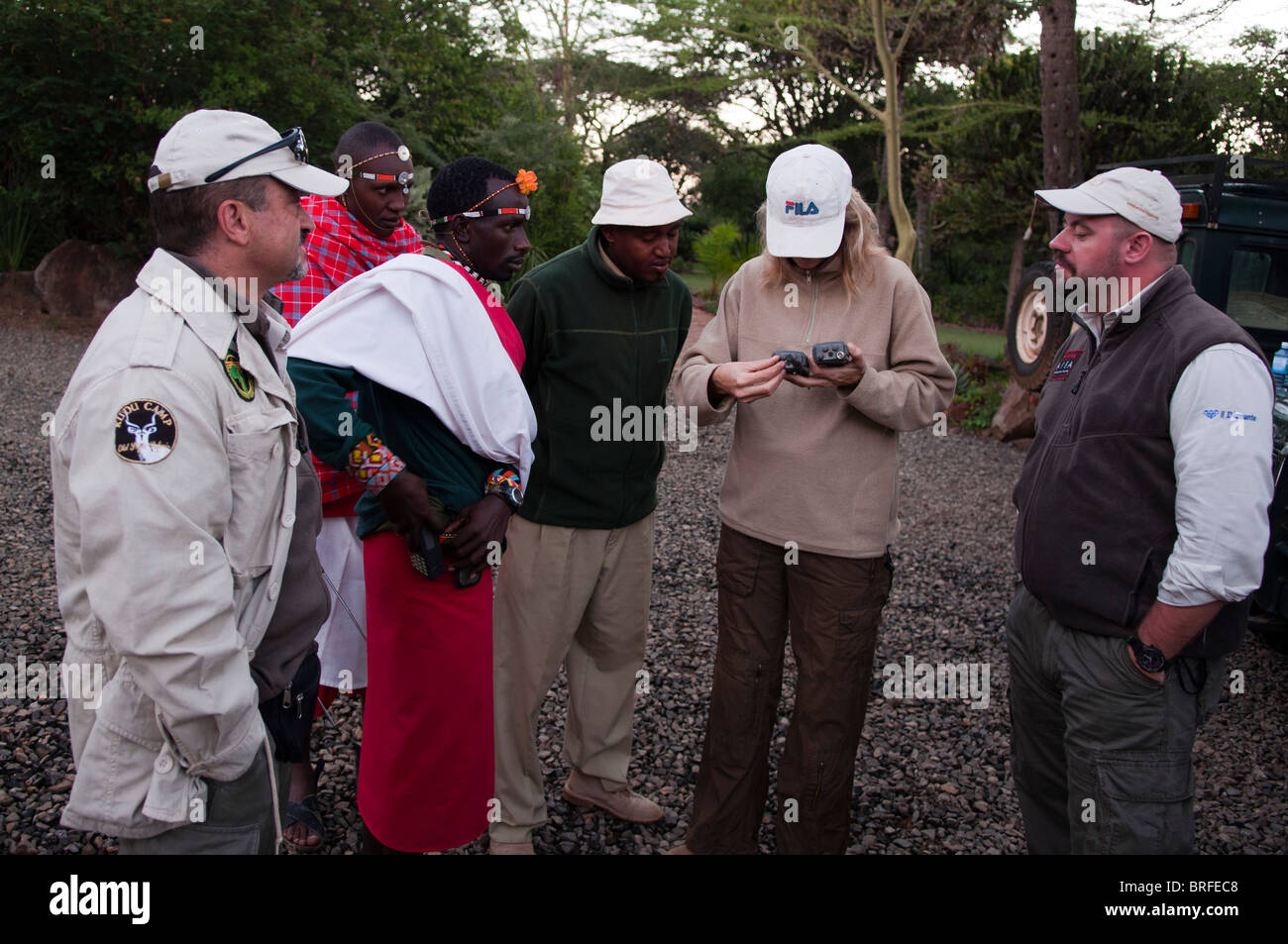 Biologo Alayne Cotterill briefing Samburu e guide italiane guide Safari Massimo Vallarin e Davide Bomben al tracking lion Foto Stock