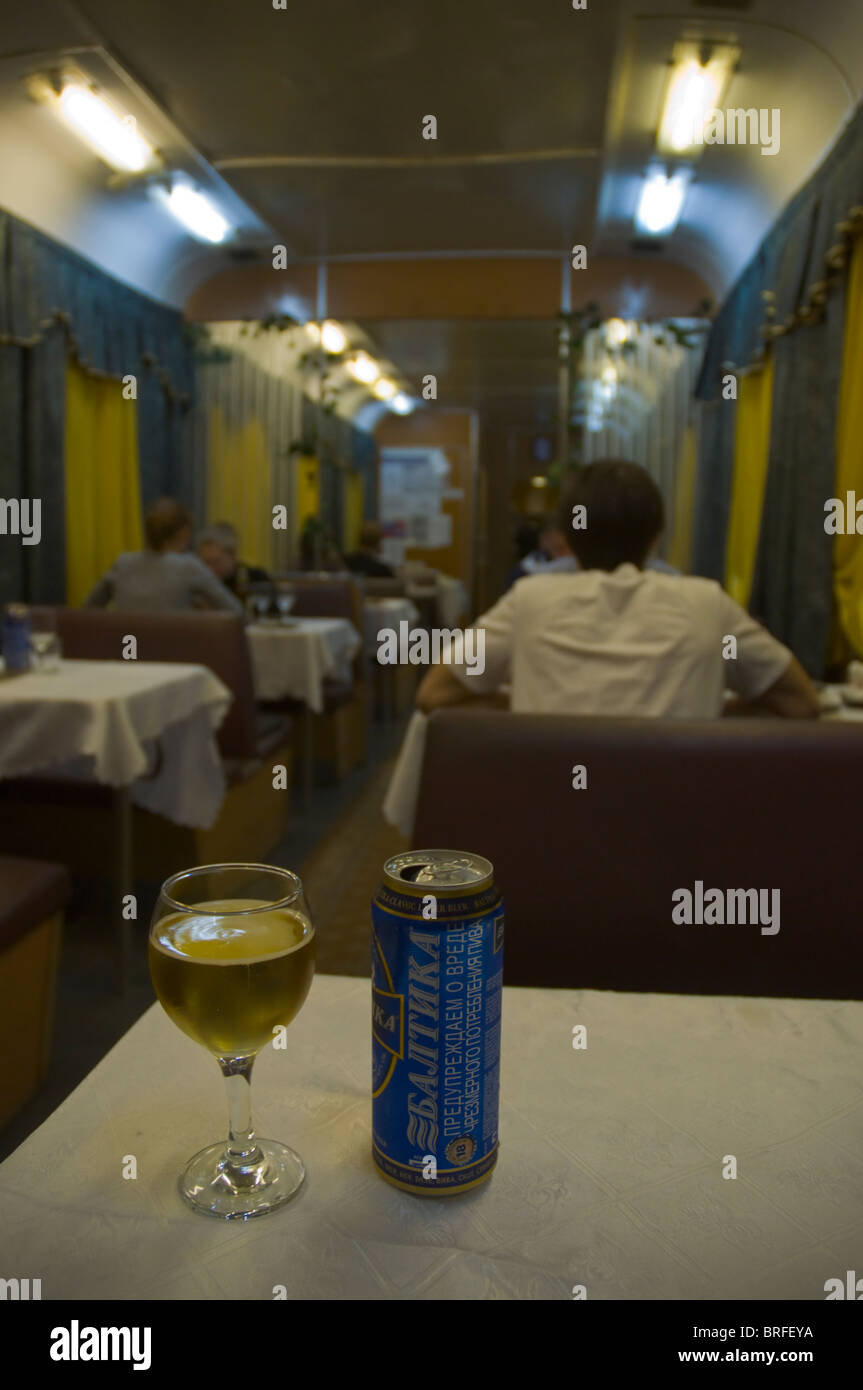 Birra russo "Baltika' in una carrozza ristorante sul treno russo Kursk " Russia " Europa Foto Stock