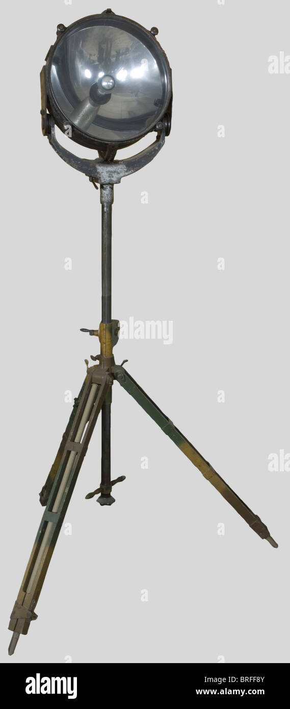 Proiettore militare tedesco, (proiettore), modello con cremagliera e pignone, completo, montato su un treppiede in legno mimetizzato. Aggiungiamo una scatola di legno contenente due bulbi di ricambio., storico, storico, 20th secolo, tecnico, tecnico, materiale, materiali, dispositivo, dispositivi, attrezzature, attrezzature, utensile, attrezzatura, utensili, tecnologia, milaria, militare, oggetto, oggetti, alambicchi, clippings, tagli, tagli, tagli, Foto Stock