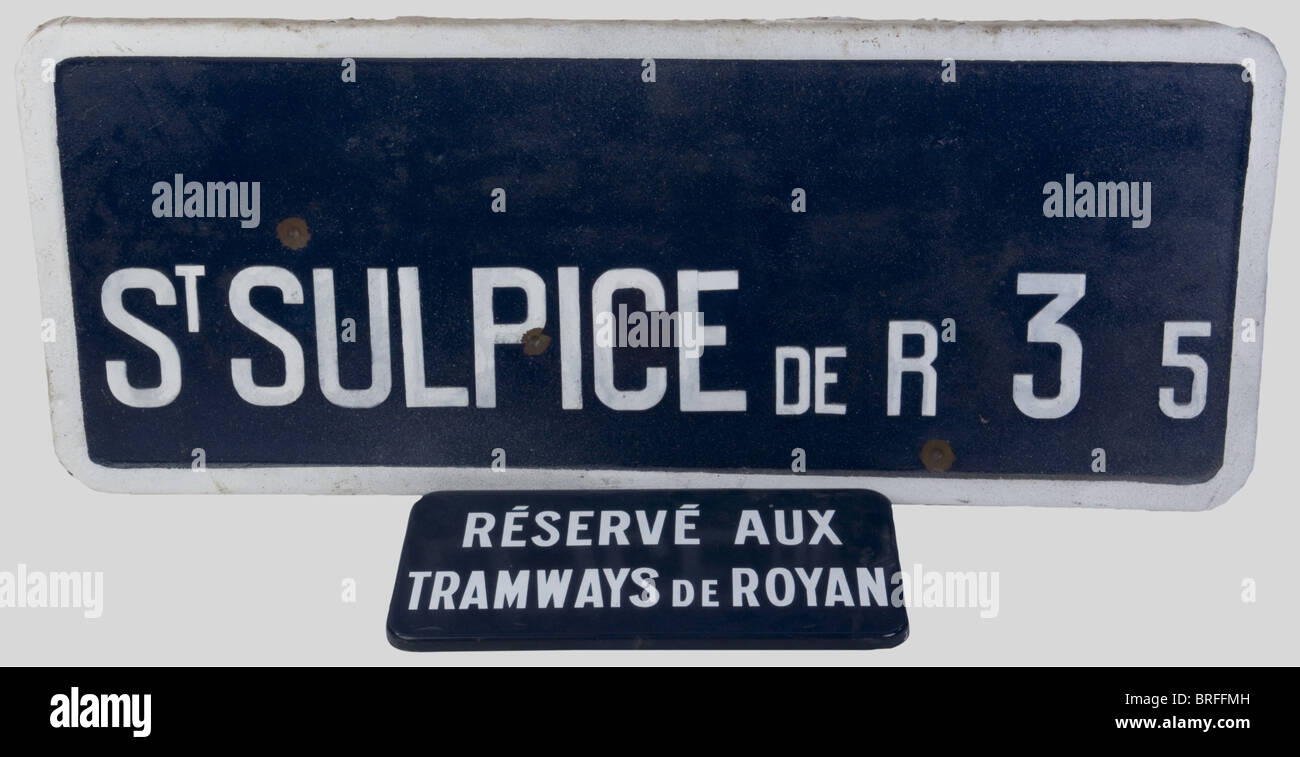 Due indicazioni da Royan rovine., Un cartello in metallo smaltato 'Réservé aux tramways de Royan', dimensione 50 x 25 cm. Un cartello stradale in lamiera stampata, scritta bianca su sfondo blu, bordo bianco con l'indicazione 't Sulpice de R, 3.5'. Questa segnaletica stradale ha tre fori per pallottole. Toccante souvenir dei combattimenti per la liberazione di Royan. Dimensione 124 (lunghezza) x 50 (altezza) cm., storico, storico, 20th secolo, utensile, attrezzatura, utensili, articolo, oggetti, Foto Stock