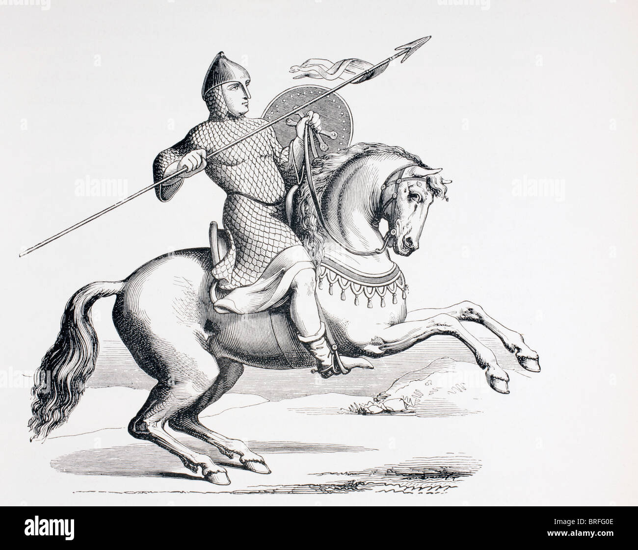 Un cavaliere normanno vestito in mail a catena e casco portando la lancia e lo scudo. Foto Stock