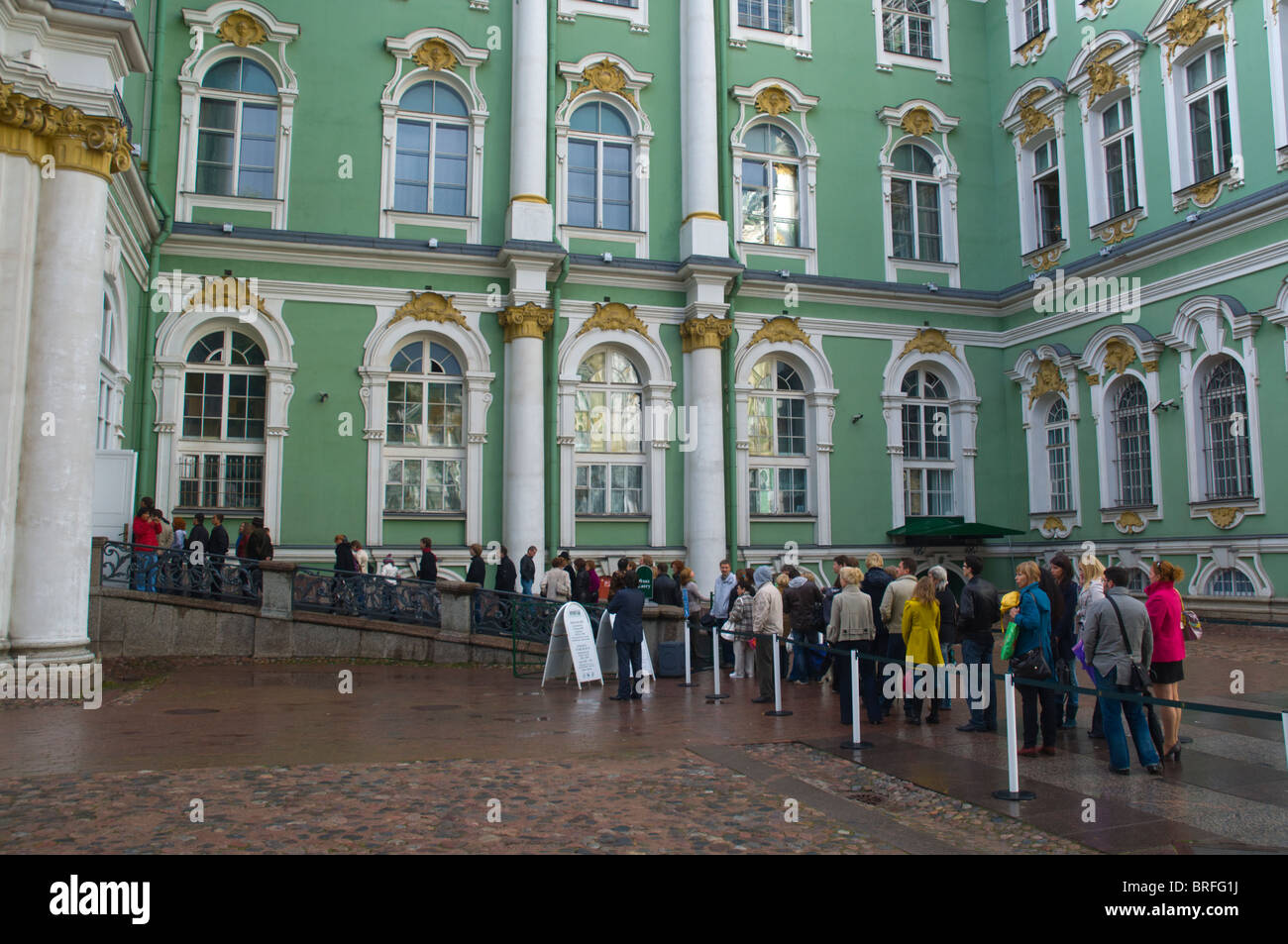 Coda al Museo Hermitage fuori Zimny Dvorets Palazzo d'inverno motivi central st Pietroburgo Russia Europa Foto Stock
