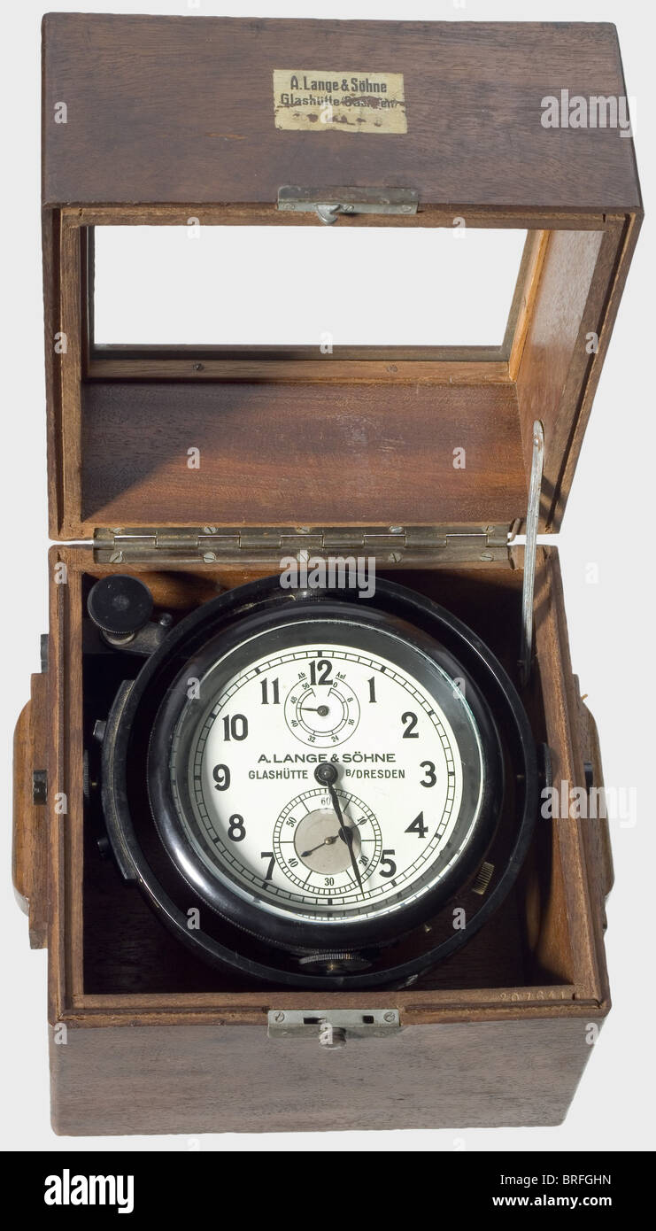 Cronometro di una nave, prodotto da,'A.. Lange & Söhne - Glashütte B/Dresden'. Cronometro pronto e ruvido degli ultimi mesi della guerra con cronometro a orologeria (numero di fabbrica '206471'). Quadrante bianco con un grande cerchio nero delle ore, contrassegni e mani, indicatore di riserva di alimentazione a 56 ore a ore 12 e secondo quadrante a sei. Rivestimento in bachelite(tutti i contrassegni rimossi)e gimbal. Segni evidenti di riparazione. Case di legno, con un'etichetta di identificazione adesivo. Storico,storico,anni trenta,anni trenta,20 ° secolo,navy,forze navali,militari,militaria,ramo di servizio,branc,diritti aggiuntivi-clearences-non disponibile Foto Stock Cronometro di una nave, prodotto da,'A.. Lange & Söhne - Glashütte B/Dresden'. Cronometro pronto e ruvido degli ultimi mesi della guerra con cronometro a orologeria (numero di fabbrica '206471'). Quadrante bianco con un grande cerchio nero delle ore, contrassegni e mani, indicatore di riserva di alimentazione a 56 ore a ore 12 e secondo quadrante a sei. Rivestimento in bachelite(tutti i contrassegni rimossi)e gimbal. Segni evidenti di riparazione. Case di legno, con un'etichetta di identificazione adesivo. Storico,storico,anni trenta,anni trenta,20 ° secolo,navy,forze navali,militari,militaria,ramo di servizio,branc,diritti aggiuntivi-clearences-non disponibile Foto Stock