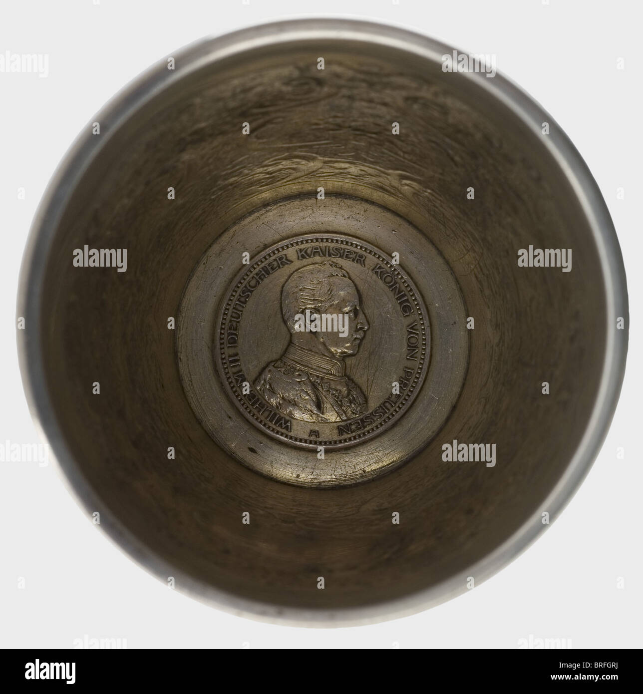 Kaiser Wilhelm II (1859 - 1941) - una presentazione d'argento gobbo dalla sua retinua militare presso la sede di Sua Maestà il Kaiser e Re, per il suo 55th compleanno il 27 gennaio 1914. Argento, con doratura indossata all'interno. Marchio '800' e firma del gioielliere, 'Gebr. Friedländer' (Bros. Friedländer). La tazza conica è riccamente decorata con fiori, volute e rocaille. Un cartouche sul fronte, inciso con il monogramma 'W' sotto una corona imperiale. La dedica iscrizioni: 'Sr. Majestät dem Kaiser und König Wilhelm II' (A sua Maestà il , Foto Stock