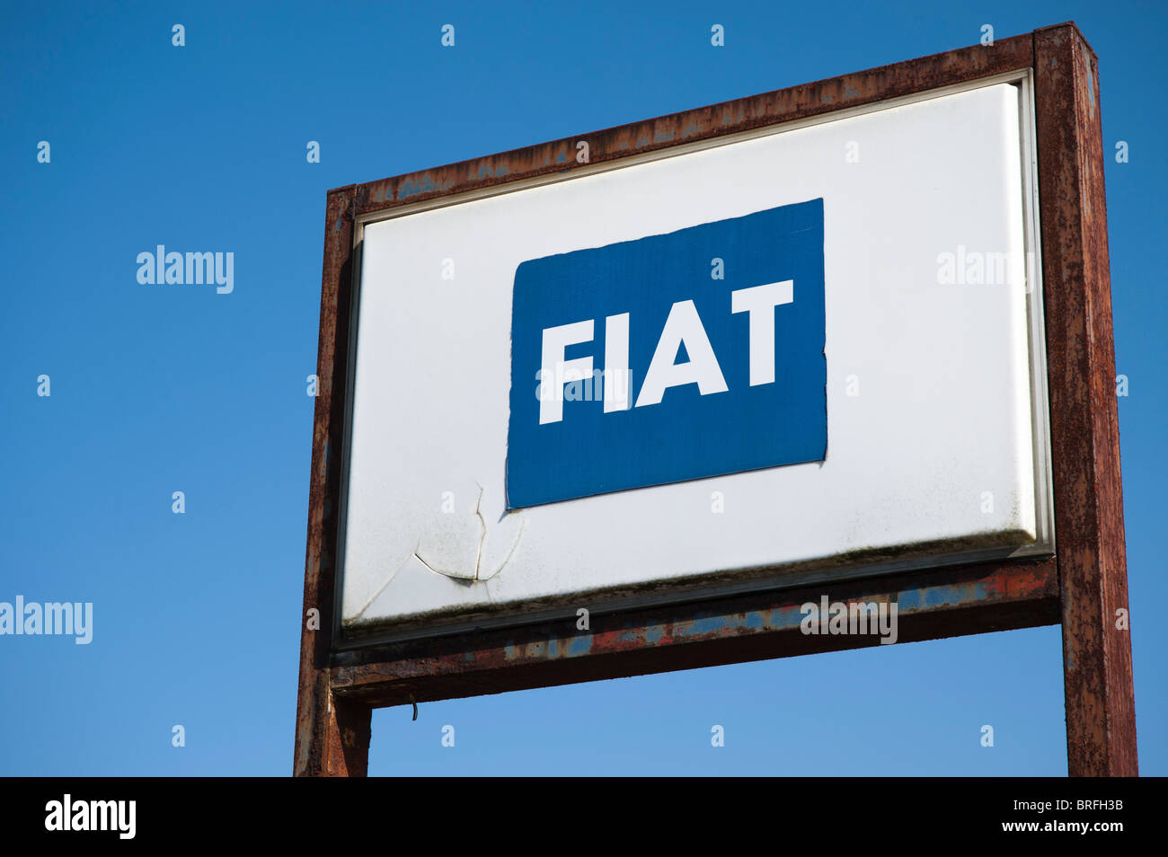 Un vecchio arrugginito e rotture di Fiat segno, REGNO UNITO Foto Stock