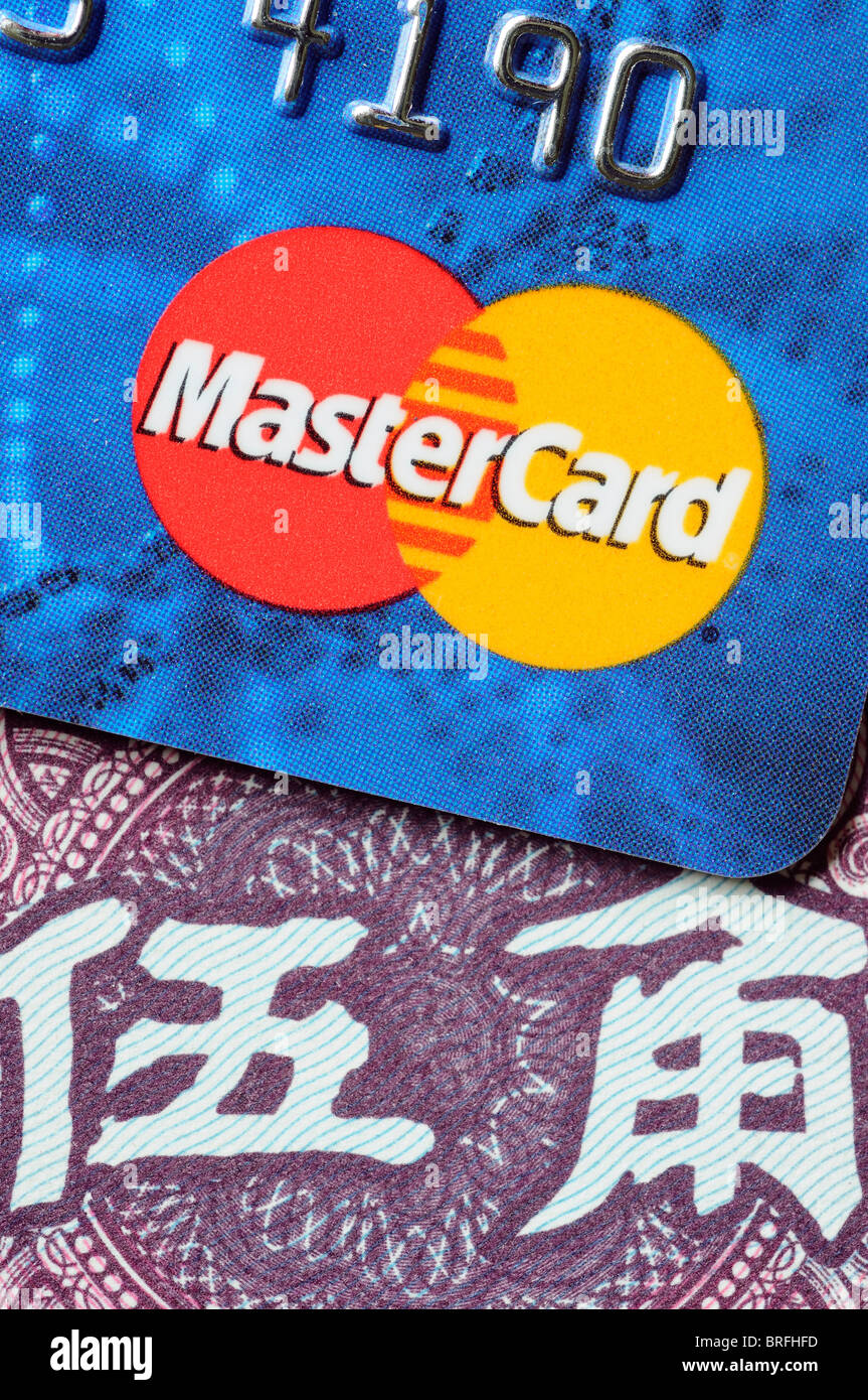 Una carta di credito e la valuta cinese Foto Stock