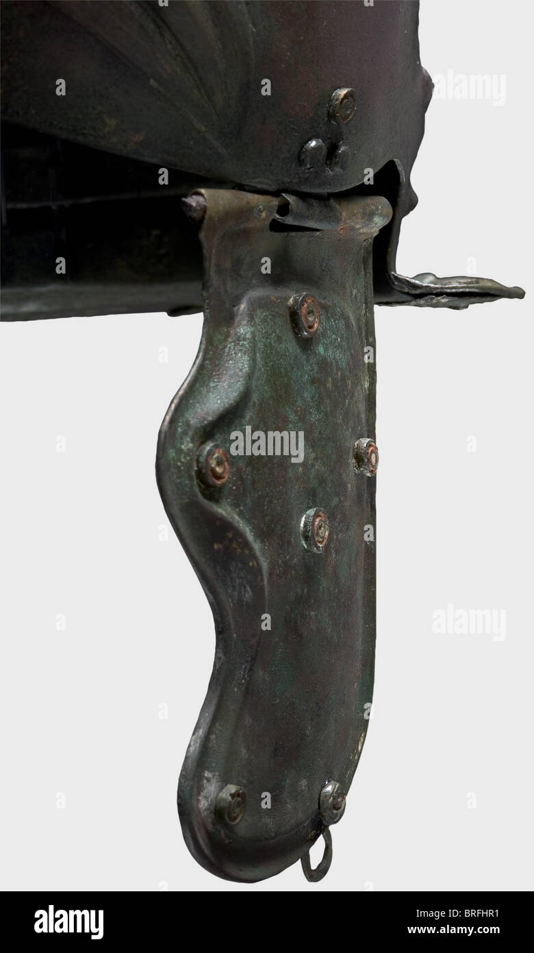 Casco romano tipo Weisenau/Guttmann, prima metà del i secolo d.C. Bronzo, cranio emisferico con tre sopracciglia ellitticamente scolpite sulla fronte e un elaborato cresta di basi ellittiche e circolari saldate, con fori per perni inseriti lateralmente, sulla corona. I resti di un ornamento a casco a pettine sono stati conservati separatamente. I pezzi di guancia curvi hanno bordi scolpiti, anelli di cinghia rivettati, e cerniere tubolari, e ciascuno è decorato con sei occhi ornamentali rossi-smaltati(?)rivettati, con altri sulla fronte, le stanghette, e, diritti aggiuntivi-giochi-non disponibili Foto Stock