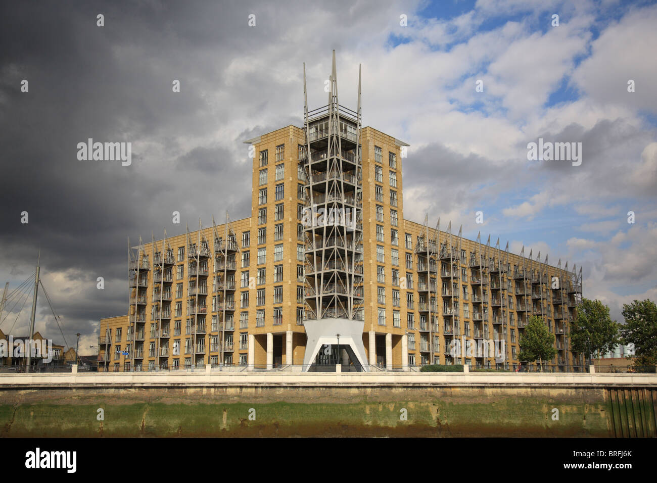 Vista del Tamigi contemporaneo Riverside Appartamenti Londra REGNO UNITO Foto Stock