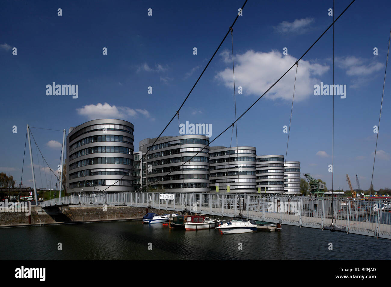 Cinque barche, edifici per uffici all'interno del porto di Duisburg, zona della Ruhr, Renania settentrionale-Vestfalia, Germania, Europa Foto Stock