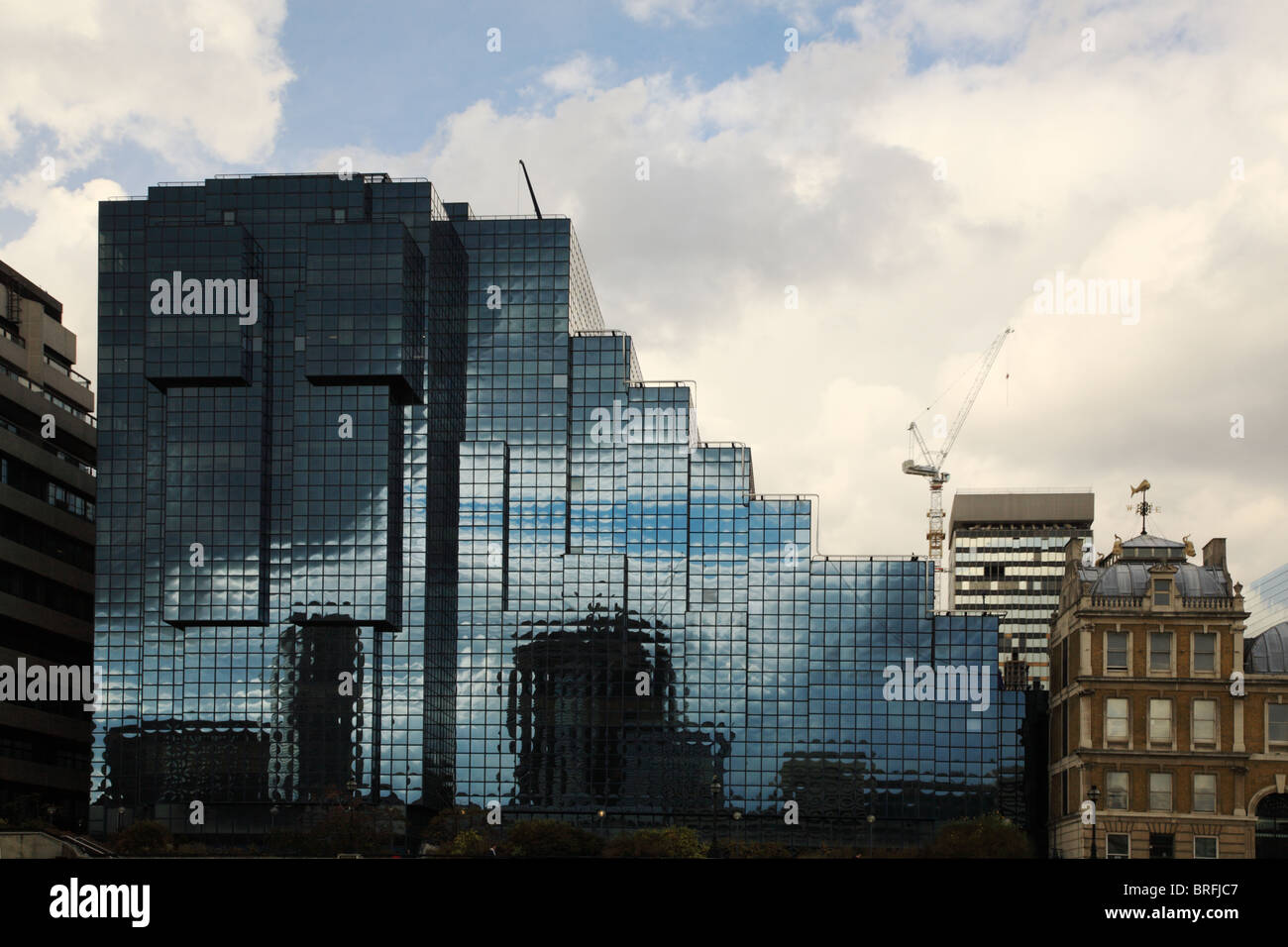 Un enorme edificio riflettente di Londra sul fiume Thames Regno Unito Foto Stock