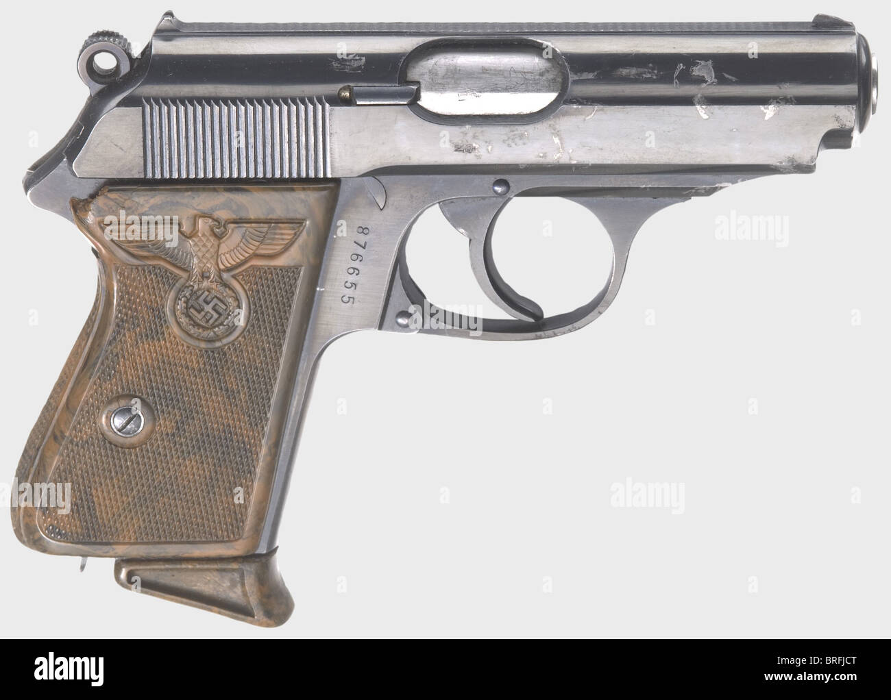 A Walther PPK ZM,PL,'Ehrenwaffle des Politischen Leiters'/arma onoraria del leader politico, calibro 7.65 mm, n. 876655.mirrorlike bore.90ø-safety.Production year 1937/38.Proof-marking Crown/'N'.Standard iscrizione su slide.originale high-gloss bluing,front right on slide pochi spot bianchi blish party.Small marg su entrambi i lati.Small plum blish Right.Correct magazine con solo banner Walther e marrone extension.Very buona a come nuova condition.Erwerbsscheinpflicht,Additional-Rights-clearences-not available Foto Stock