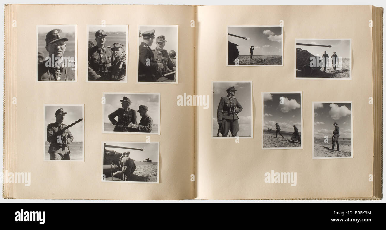 Tre album fotografici di Panzer Regiment 5, della Divisione 'Viking', presumibilmente provenienti dalla proprietà del comandante i Battaglione SS-Sturmbannführer Paul Kümmel. Un flysheet è scritto a mano in pennarello e intitolato 'operazioni frontali di i/SS-Panzer Rgt. 5 "Wiking" e III/SS-PzGren. Rgt 9 battaglione a mezza pista 'Germania' blindato - comandante ufficiale Sturmbannführer Paul Kümmel'. L storico,storico,popolo,anni trenta,XX secolo,Waffen-SS,divisione armata delle SS,servizio armato,servizi armati,NS,nazionalsocialismo,nazismo,terzo Reich,Reich tedesco,diritti aggiuntivi-clearences-non disponibile Foto Stock