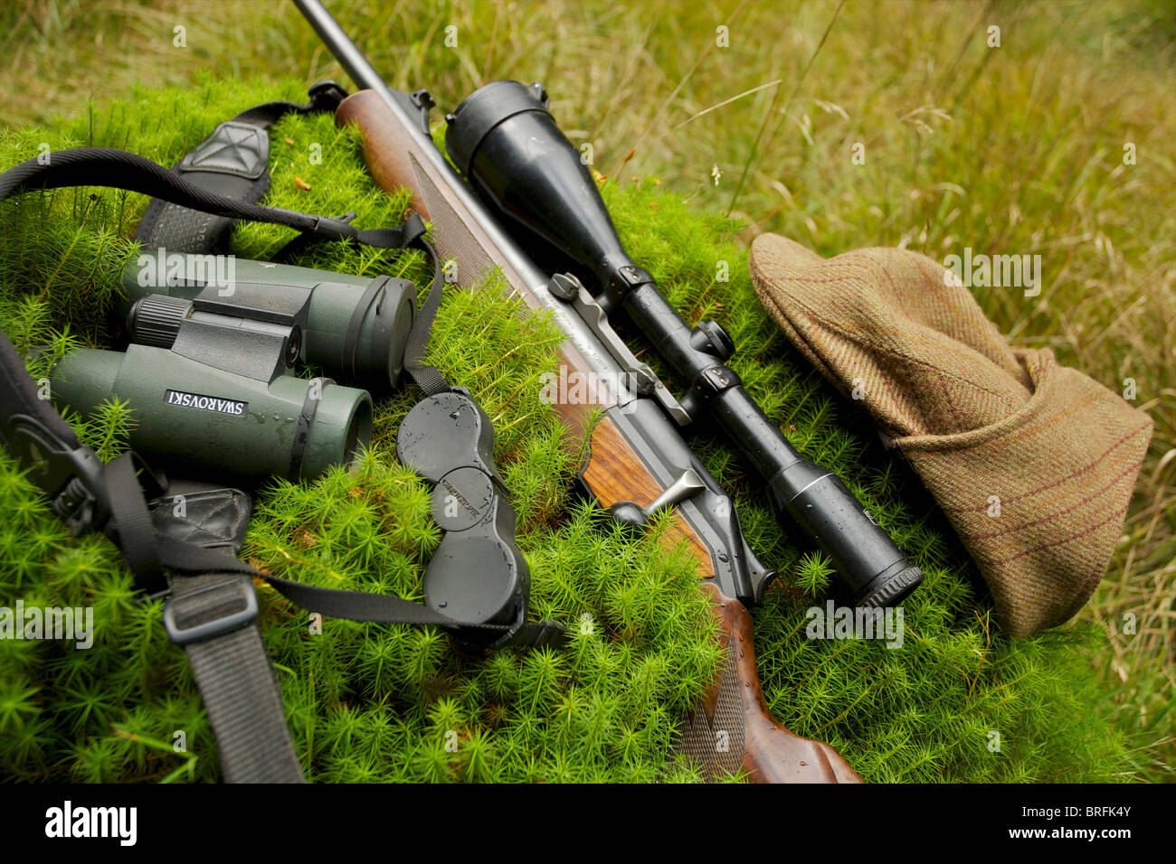 Fucile da caccia, binocoli e cappuccio in un bosco Cervo Stalking envirnoment Foto Stock
