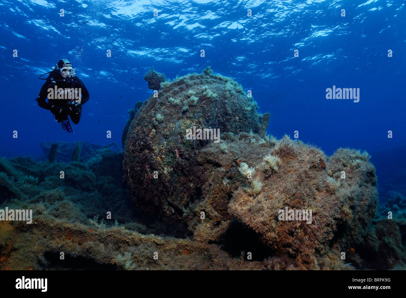 Scuba Diver ad esplorare la vera K nave relitto, Paphos, Cipro, Asia, Mare Mediterraneo Foto Stock