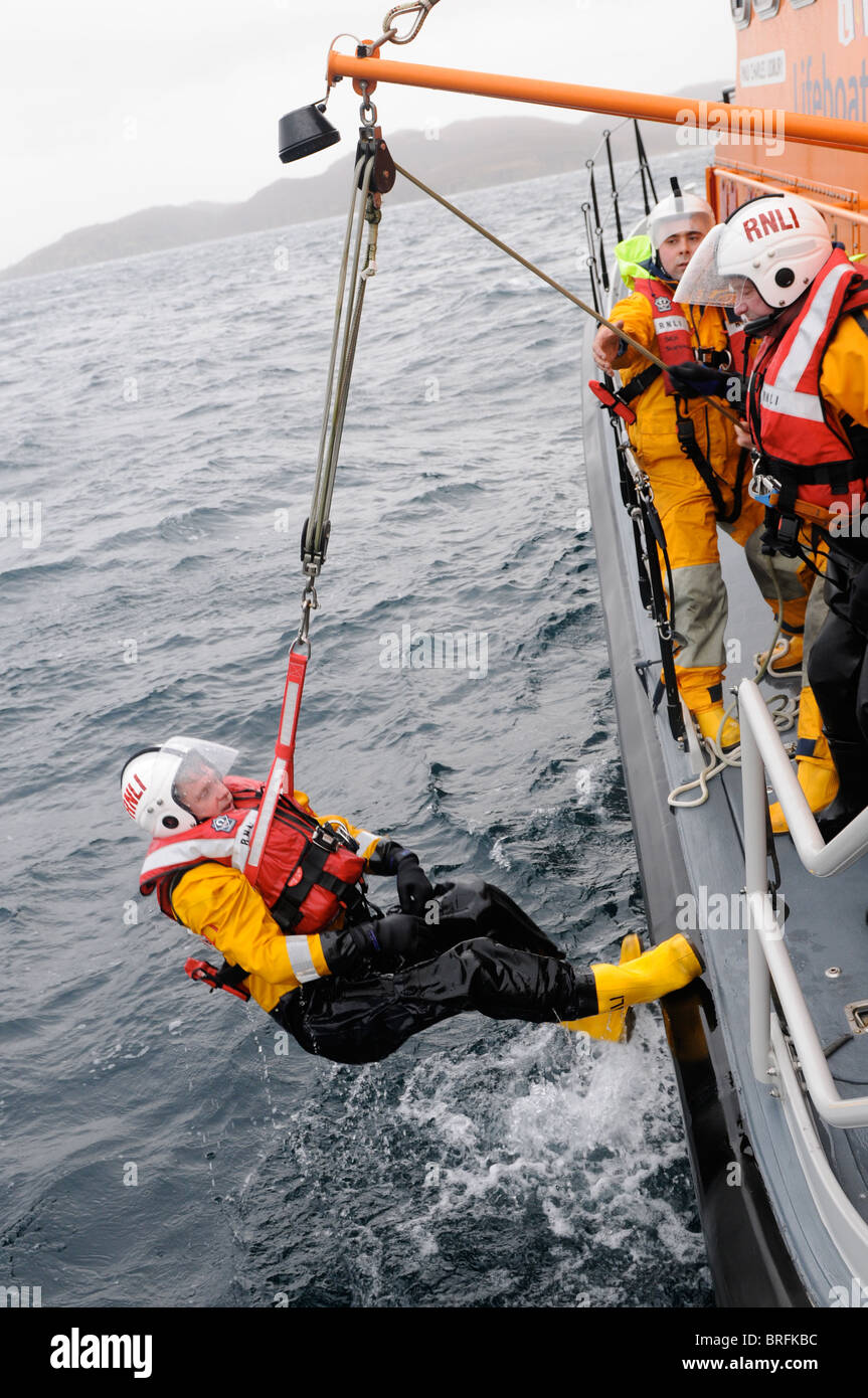 Regno Unito più settentrionali RNLI scialuppa di salvataggio equipaggio basato in " La fede Shetland Scozia in esercizio Foto Stock