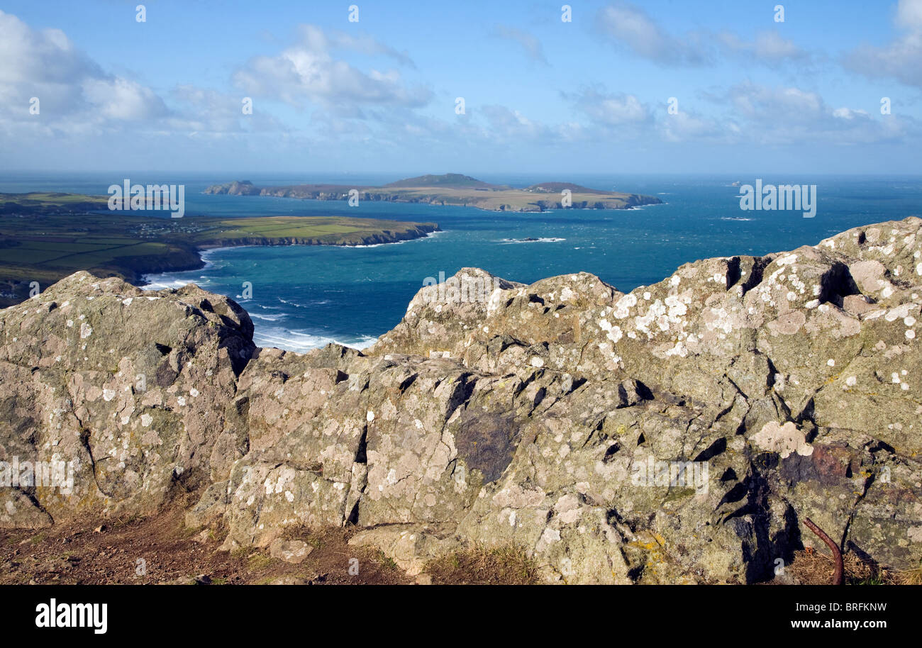 Carn Llidi tor vista Ramsey Island, St David's Head, Pembrokeshire, Galles Foto Stock