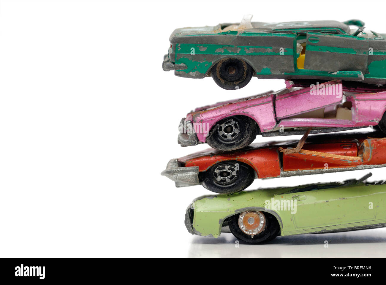 Impilati rotto auto in miniatura, immagine simbolica per il premio di demolizione Foto Stock