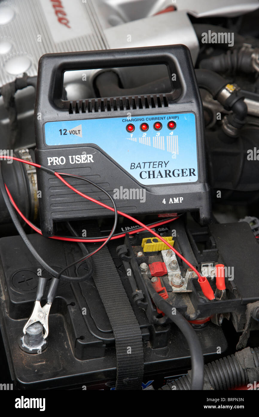Presa di corrente batteria auto Caricabatterie piana di carica batteria auto a basse temperature Foto Stock