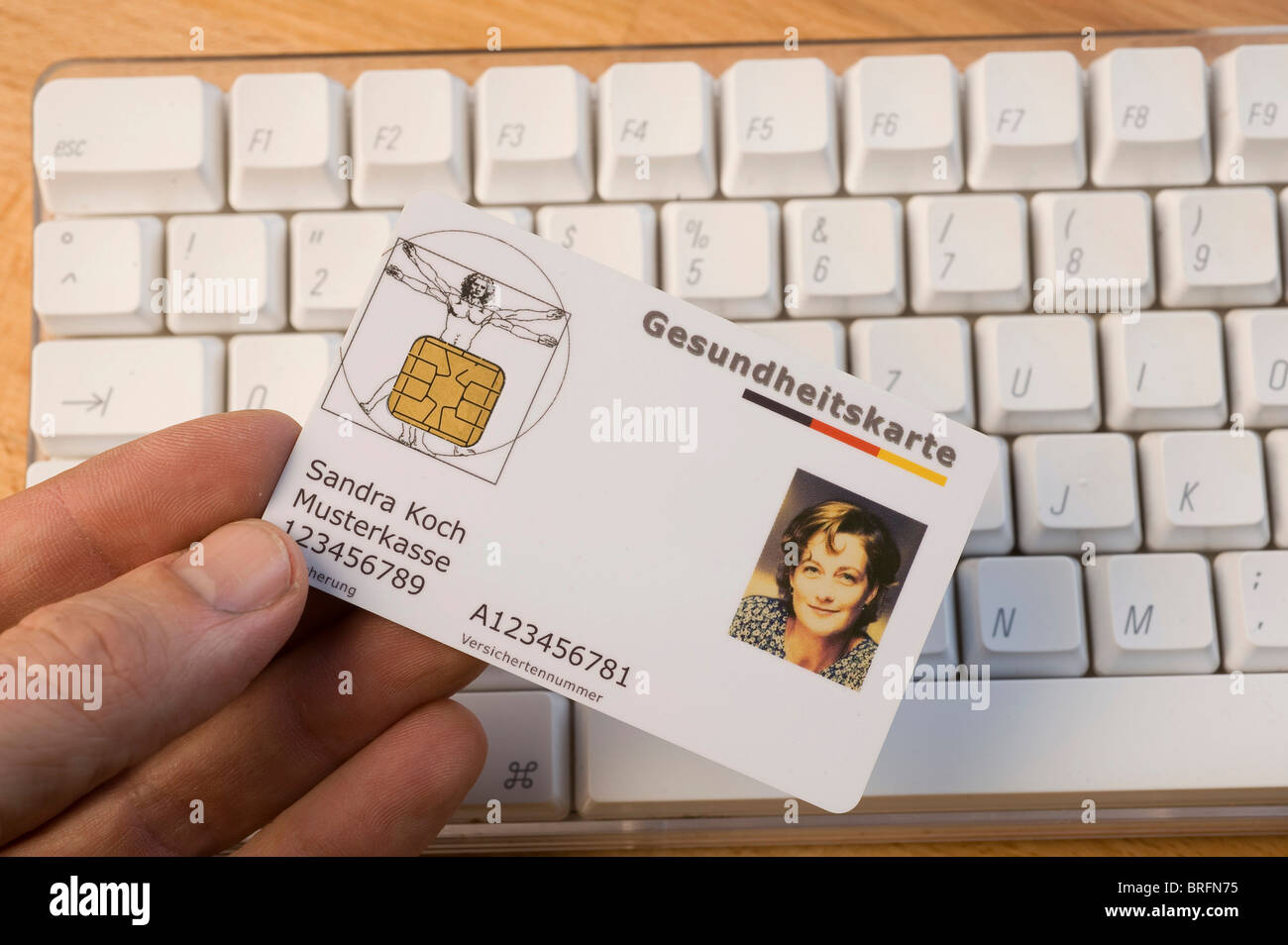 Elettronica tedesca carta di assicurazione sanitaria su una tastiera Foto Stock