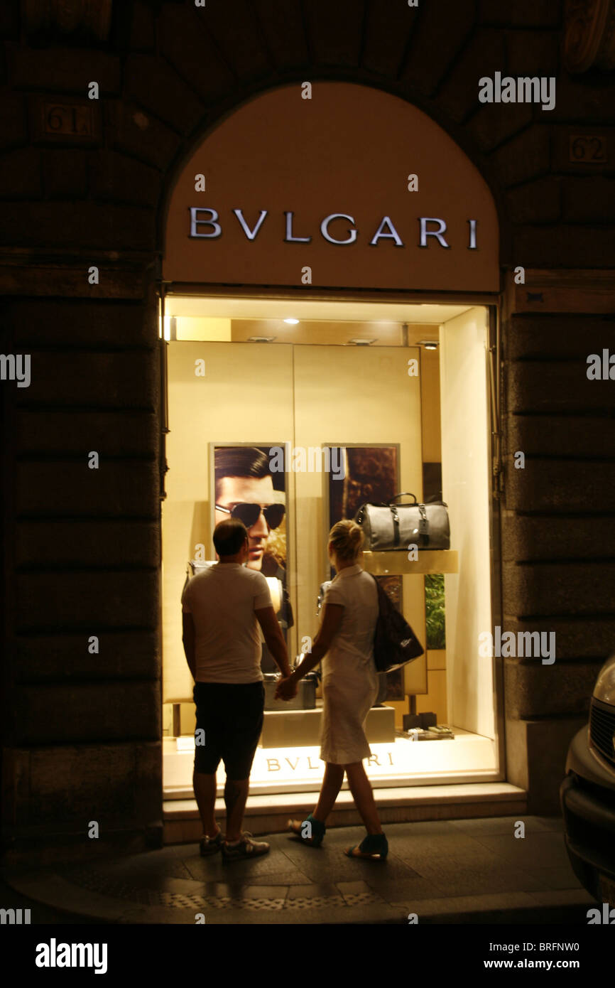 Paio di window shopping presso bulgari a roma Italia di notte Foto Stock