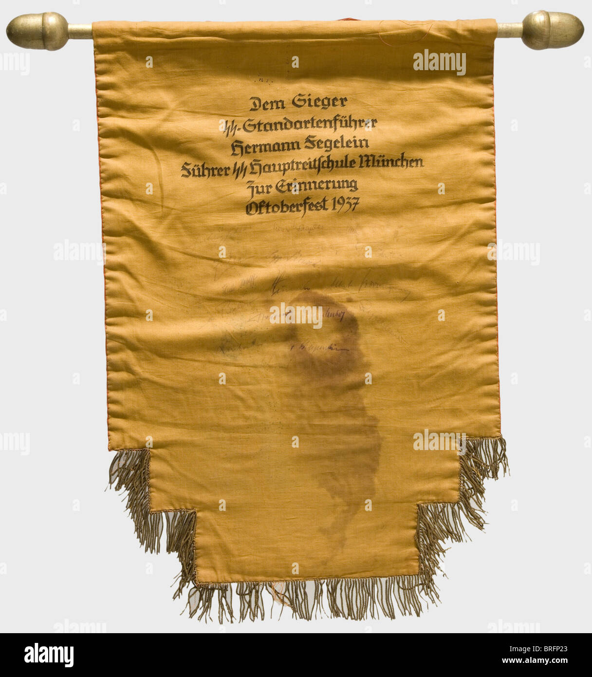Hermann Fegelein - banner vincitore per Glückshafen steeplechase - primo premio all'Oktoberfest di Monaco 1937., seta rossa con iscrizione ricamata in oro e rami di alloro, e una swastika sul bordo inferiore in ricamo nero.frangia d'oro.il lato opposto è un tessuto marrone con una dedica calligrafica a victor, 'Dem Sieger SS-Standartenführer Hermann Felein - Führer Hautreitschule München - Zur Erinnerung Oktoberfest 1937'(al Vincitore, SS- Colonnello Hermann Fegelein - responsabile della Scuola principale SS di equitazione Monaco - in memoria di Oktoberfest, diritti aggiuntivi-clearences-non disponibile Foto Stock