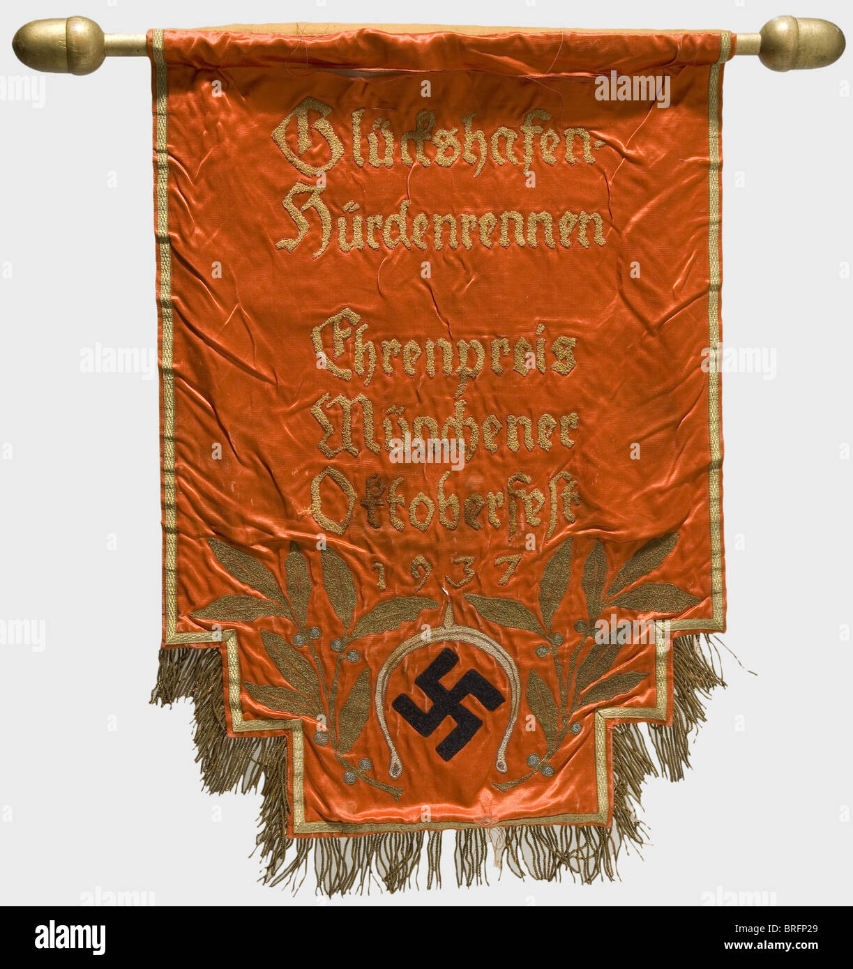 Hermann Fegelein - banner vincitore per Glückshafen steeplechase - primo premio all'Oktoberfest di Monaco 1937., seta rossa con iscrizione ricamata in oro e rami di alloro, e una swastika sul bordo inferiore in ricamo nero.frangia d'oro.il lato opposto è un tessuto marrone con una dedica calligrafica a victor, 'Dem Sieger SS-Standartenführer Hermann Felein - Führer Hautreitschule München - Zur Erinnerung Oktoberfest 1937'(al Vincitore, SS- Colonnello Hermann Fegelein - responsabile della Scuola principale SS di equitazione Monaco - in memoria di Oktoberfest, diritti aggiuntivi-clearences-non disponibile Foto Stock
