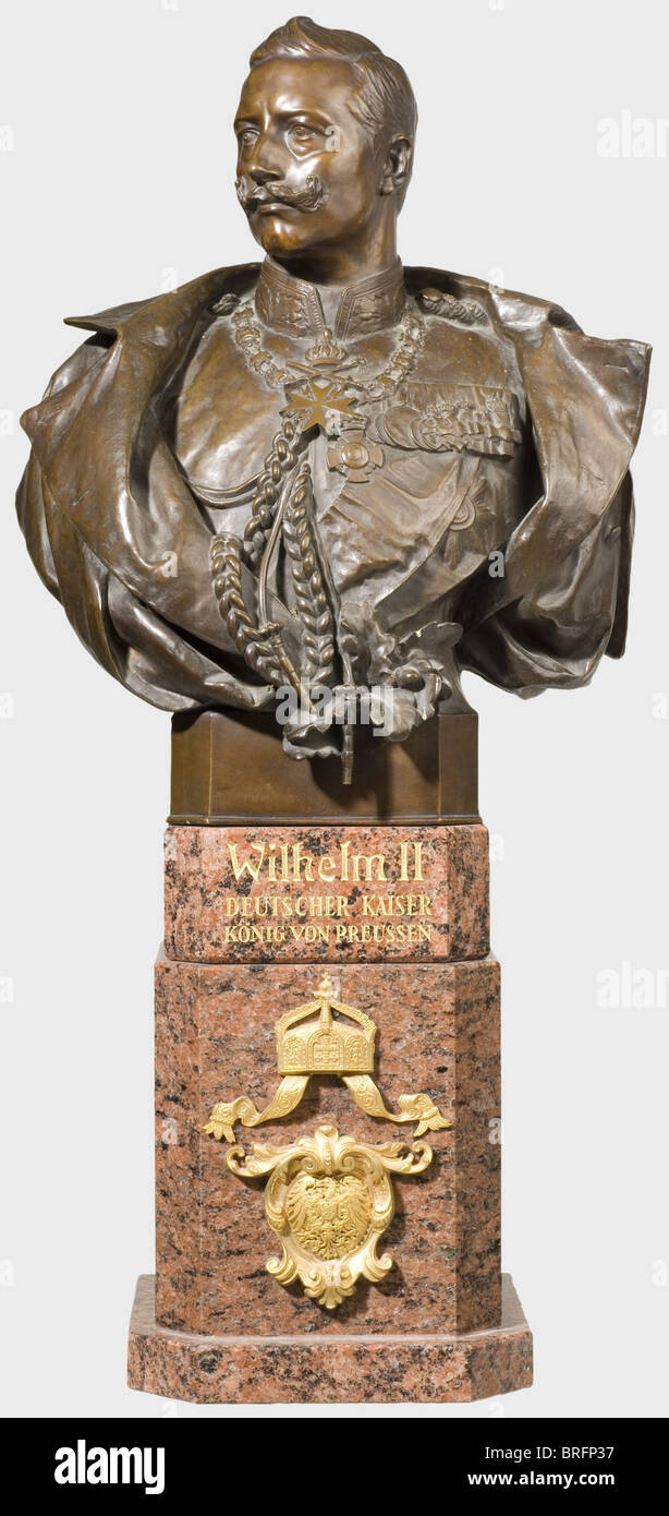 Gerhard Janensch (1860 - 1933) - busto in bronzo del Kaiser Guglielmo II, il Kaiser in uniforme di un generale con grande appendiabiti. Base firmata 'Prof. G. Janensch fec." e nome della fonderia Gladenbeck & Sohn, Berlino. Plinto porfido a gradini con iscrizione dorata, corona dell'imperatore e stemma imperiale entrambi in bronzo dorato. Lavoro molto elaborato di alta qualità. Altezza 74 cm. Lo scultore berlinese Gerhard Janensch non solo ha creato un certo numero di sculture e busti per i luoghi pubblici di Berlino, ma ha anche fatto ritratti di famosi contemporanei (cfr Thieme-Becker, Vol. Xvii, Foto Stock