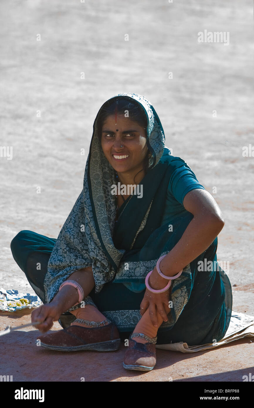 Idian workingwoman in abiti tradizionali, Nord India, India, Asia Foto Stock