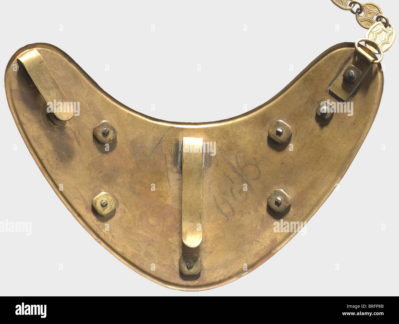 Un gorget modello 1914 per i portatori guidon., scudo dorato a forma di rene con la cipolla 'L'( per Ludwig III), su un paio di guide incrociate, e bottoni negli angoli con ramoscelli in foglia di quercia. Il numero '9/20' è stato graffiato sul retro,che ha due ganci di sospensione. Rivestimento in tessuto mancante. Completo di catena di sospensione. Storico,storico,1910,XX secolo,Baviera,Baviera,Baviera,Germania,Germania,Germania meridionale,Germania,Germania meridionale,oggetto,oggetti,still,milliaria,clipping,ritaglio,ritaglio,ritaglio,incidature,insegne,simboli,simbolo,emblema,emblemi,diritti aggiuntivi-clearences-non disponibili Foto Stock