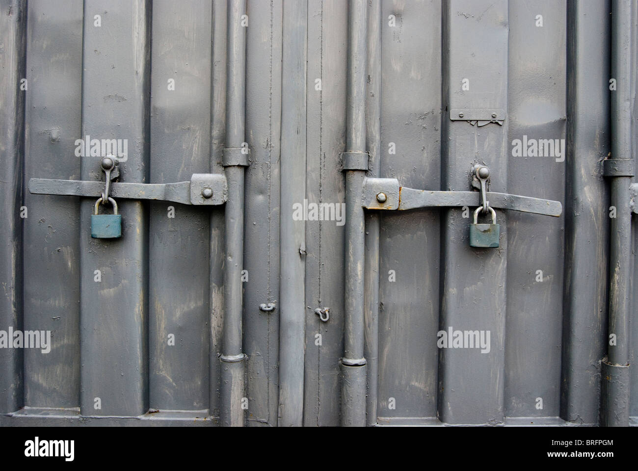 Le porte chiuse di un contenitore industriale Foto Stock