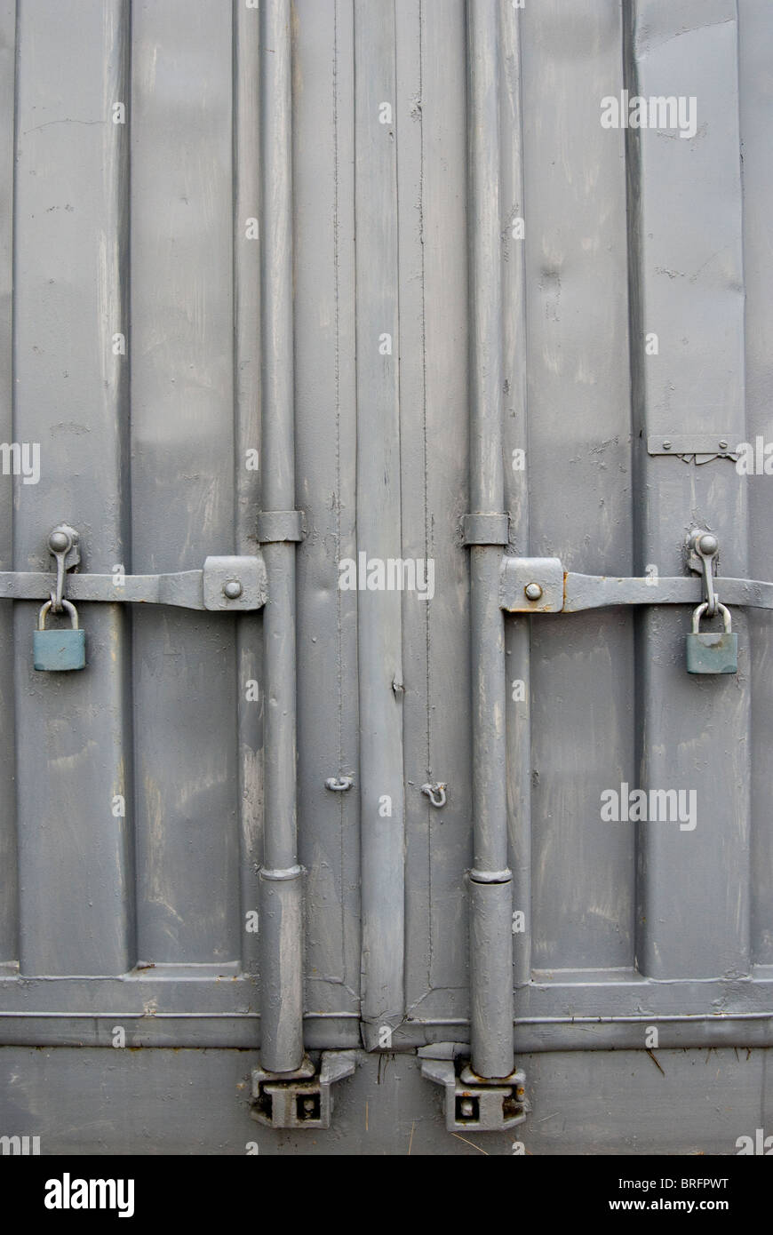 Le porte chiuse di un contenitore industriale Foto Stock