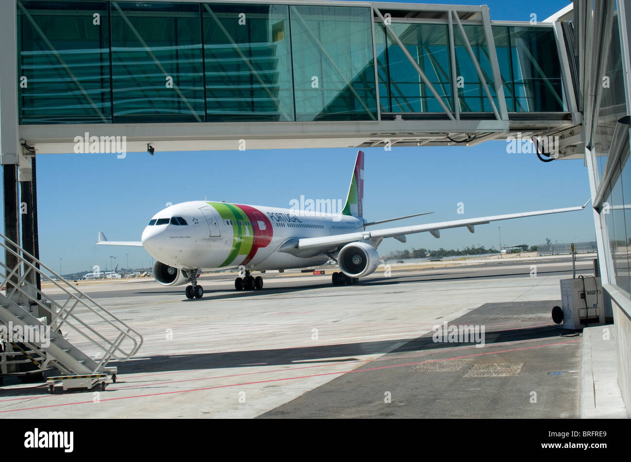 CS-TOE un Airbus A330 -223 modello tipo A332 sta per arrivare al suo gate designato su Lisbona aeroporto Portela in Portogallo Foto Stock