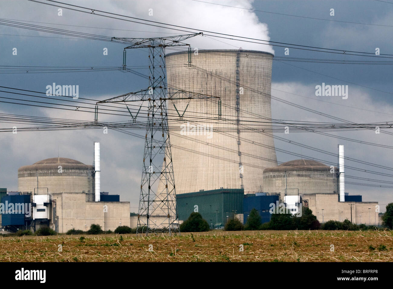 Il Cattenom impianto nucleare ubicato nel comune di Cattenom lungo il fiume Moselle in Francia. Foto Stock