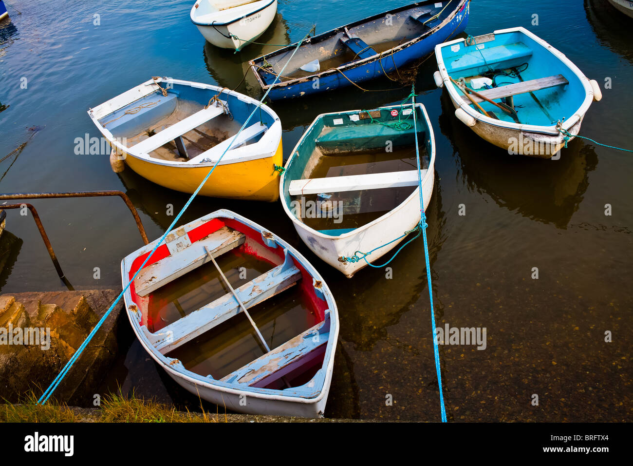 Cinque piccole imbarcazioni ormeggiate insieme in una configurazione Foto Stock