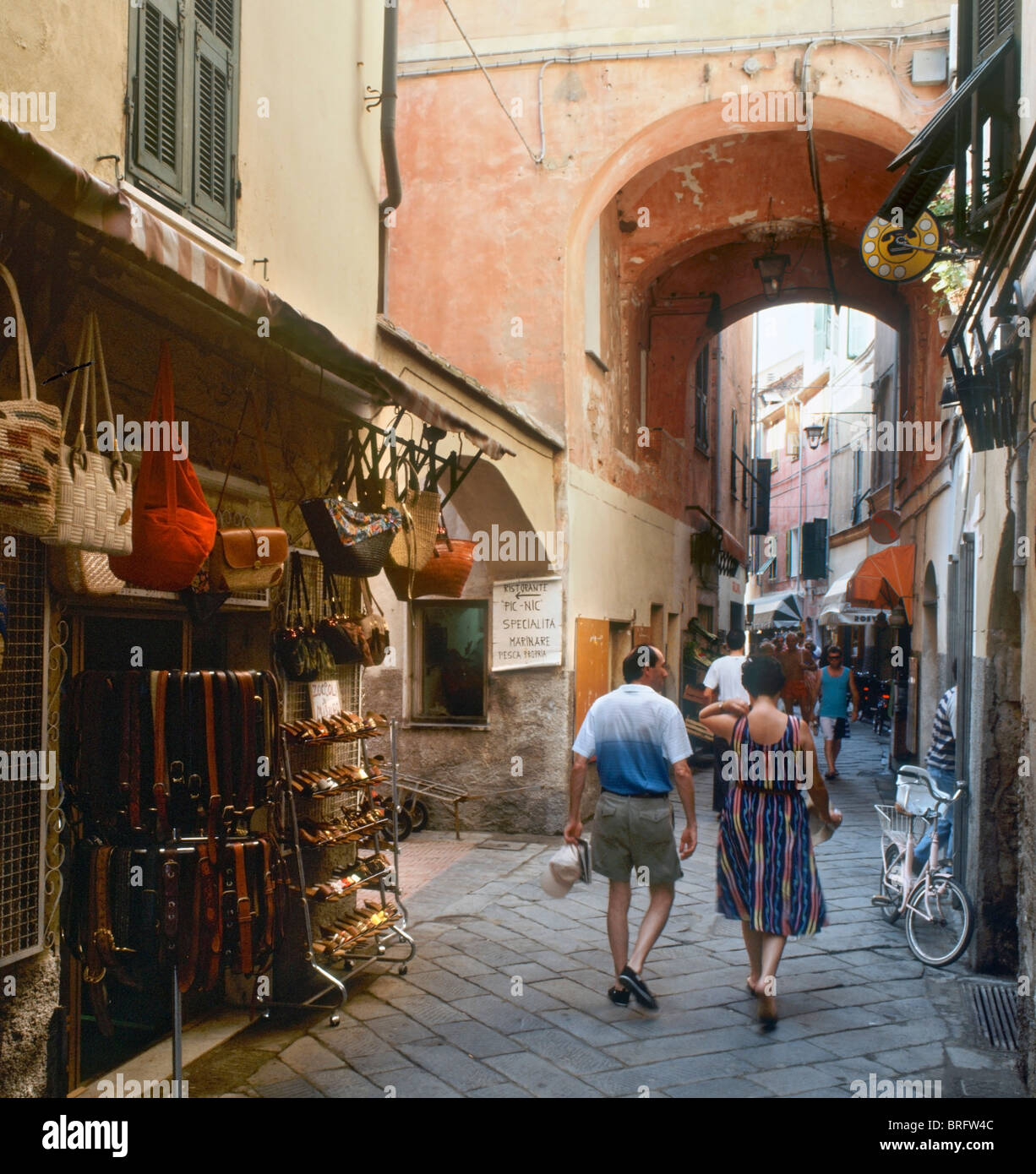 Tipica stradina nella città vecchia, Laigueglia, Provincia di Savona, Liguria, Riviera Ligure, Italia Foto Stock