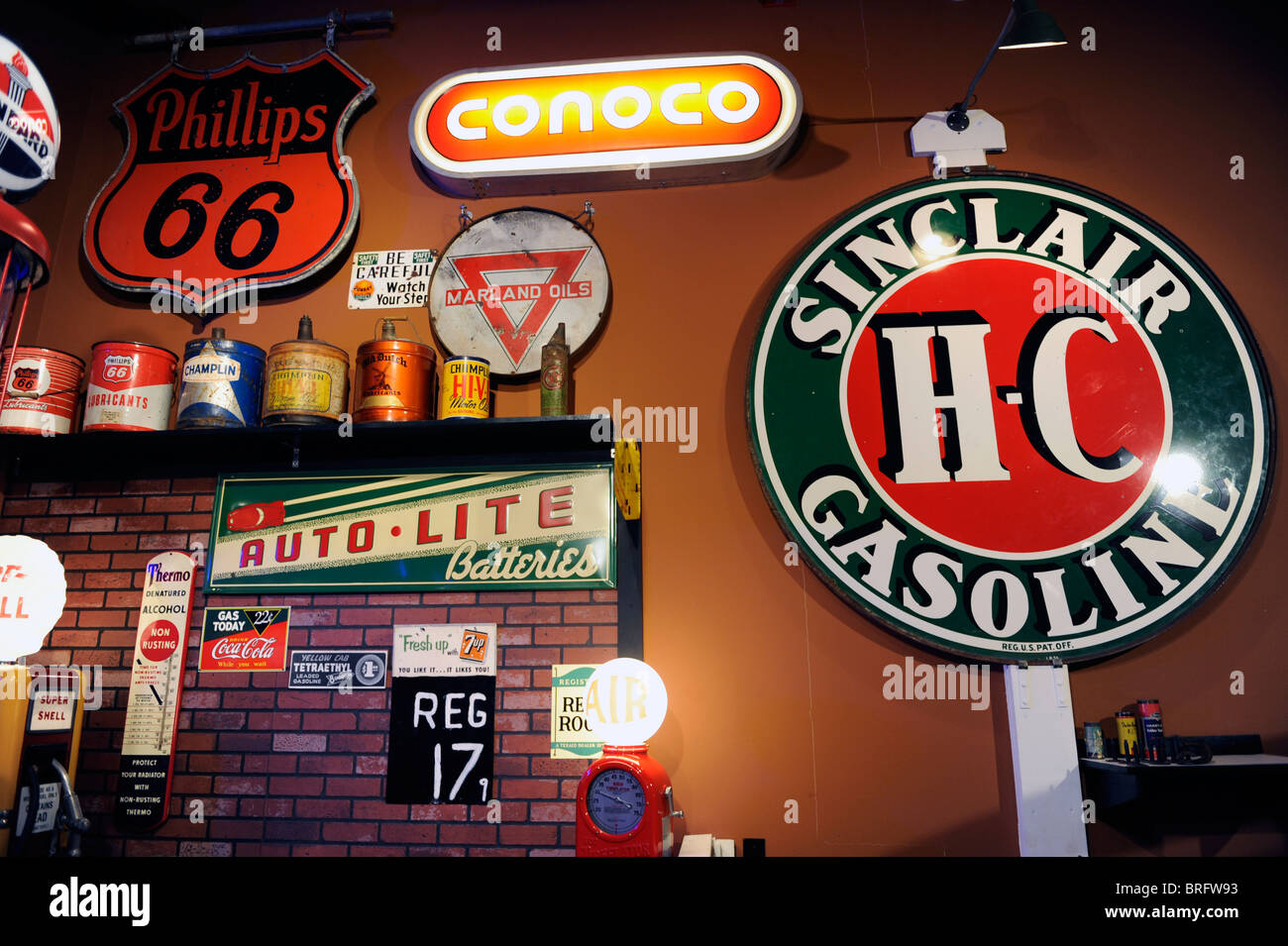 Display a benzina Route 66 Museum Clinton Oklahoma Foto Stock