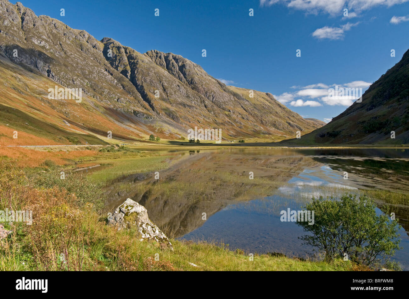 La Aonach Eagach ridge & Loch Achtriochtan nel Pass di Glencoe, Inverness-shire, regione delle Highlands. La Scozia. SCO 6759 Foto Stock