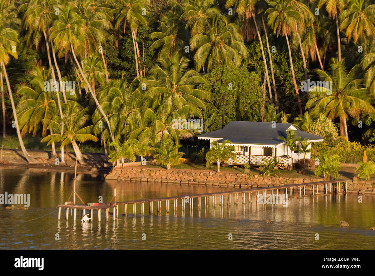 Polinesia francese Isole della Società, Taha'a. Casa sulla costa dell'isola. Foto Stock