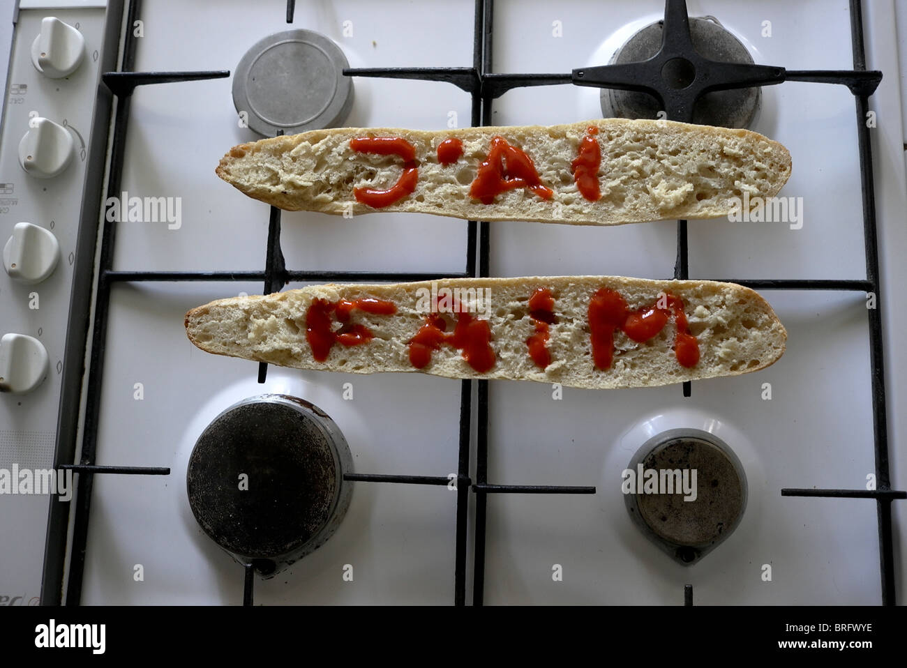 Le parole "j'ai faim ' scritto su una baguette fotografato in una cucina Foto Stock