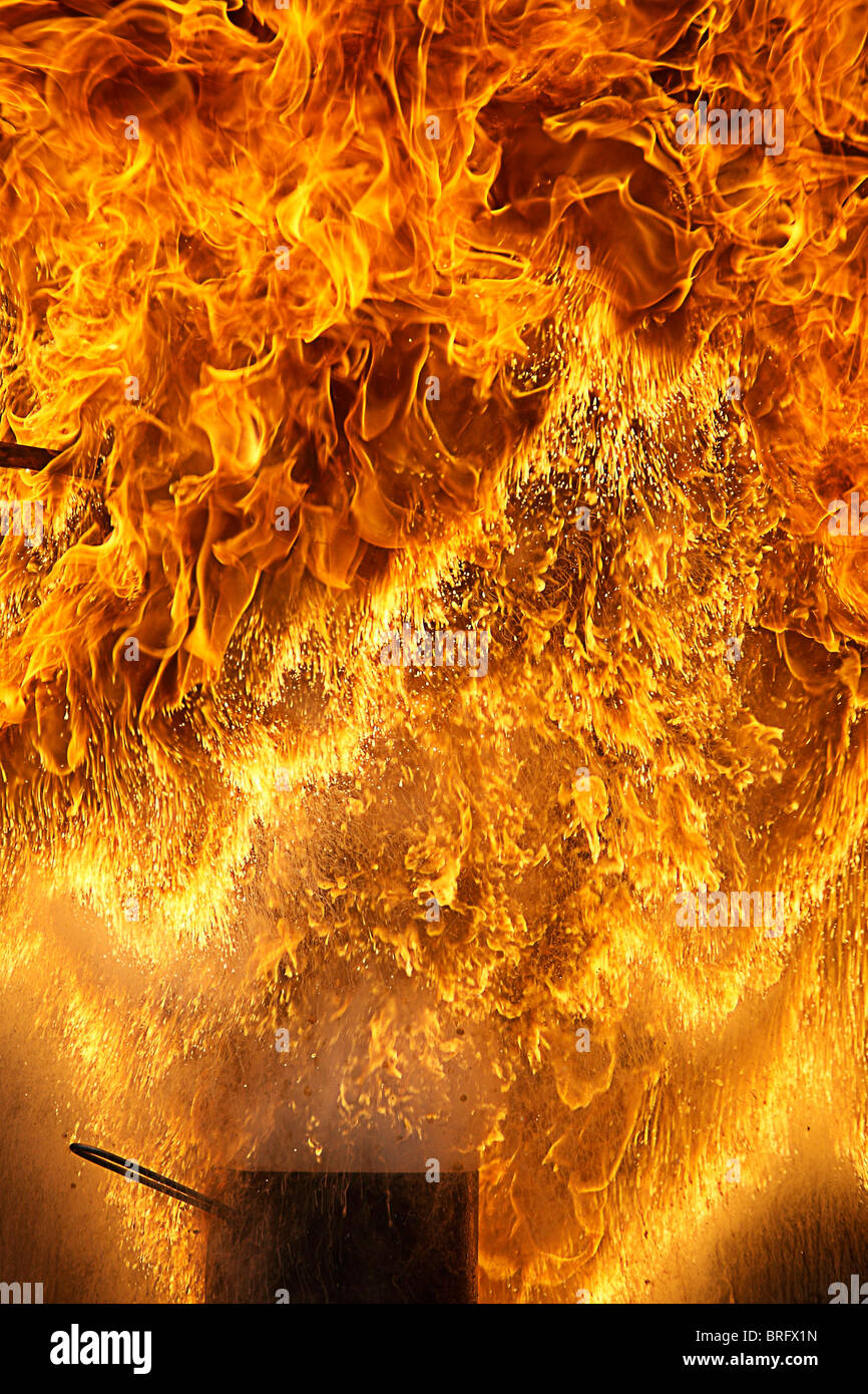 Effetti di versare acqua su un chip di masterizzazione pan. Chip pan dimostrazione antincendio Foto Stock