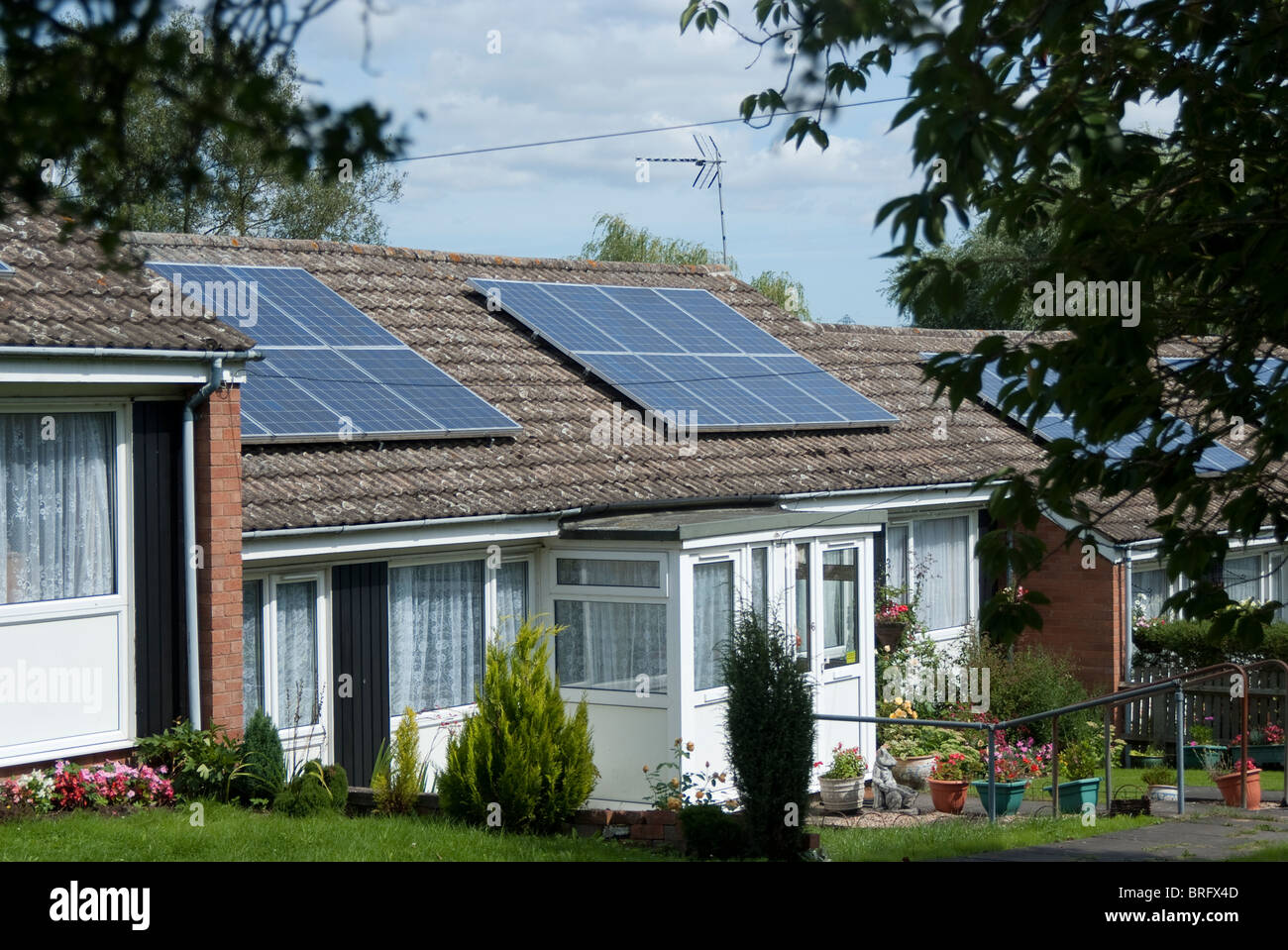 Elettricità solare i pannelli interni sul tetto della casa Foto Stock