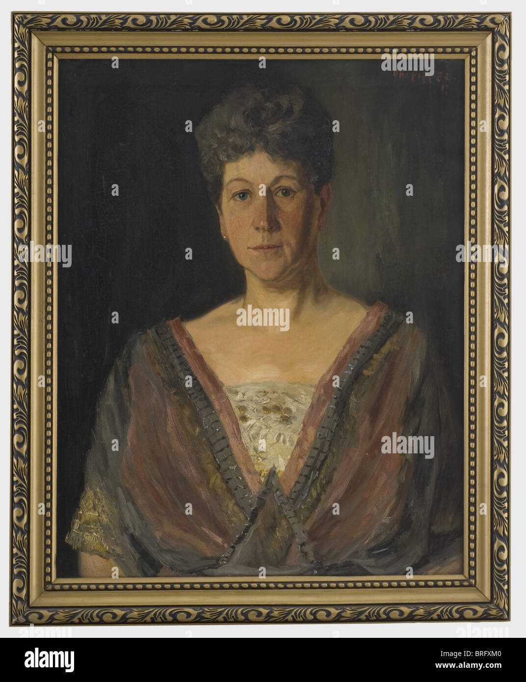 Otto Pippel (1878 - 1960), ritratti di Generalmajor (Brigadier) Raab e sua moglie, datato 1917 olio su tela. Il Brigadier indossa l'uniforme M 1910 con medaglie. Sua moglie indossa un 'Reformkleid'. Entrambi sono rivolti verso l'osservatore su uno sfondo scuro. Il ritratto del Brigadier ha lo stemma di famiglia in alto a sinistra, ed è firmato e datato in basso a destra. Il ritratto di sua moglie ha la stessa firma, ma in alto a destra. Entrambe le immagini sono in cornici in gesso, dorate e stampate, una recente. Dimensioni immagine 60 x 76 o 77 cm. Dimensioni incorniciate, Foto Stock