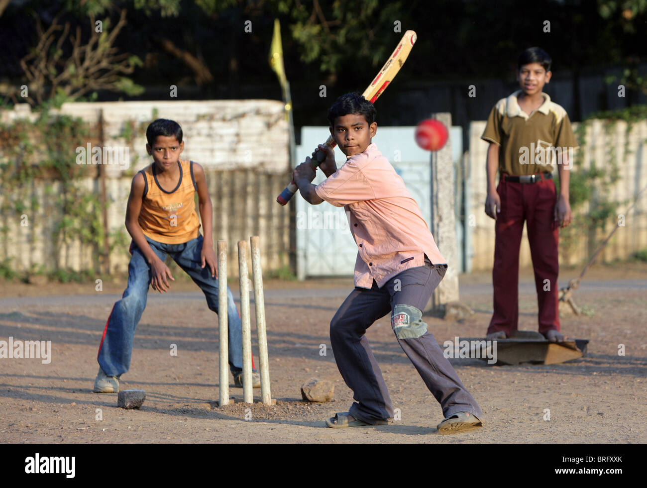 Ragazzi giocare a cricket in Katni, Madhya Pradesh, India Foto Stock