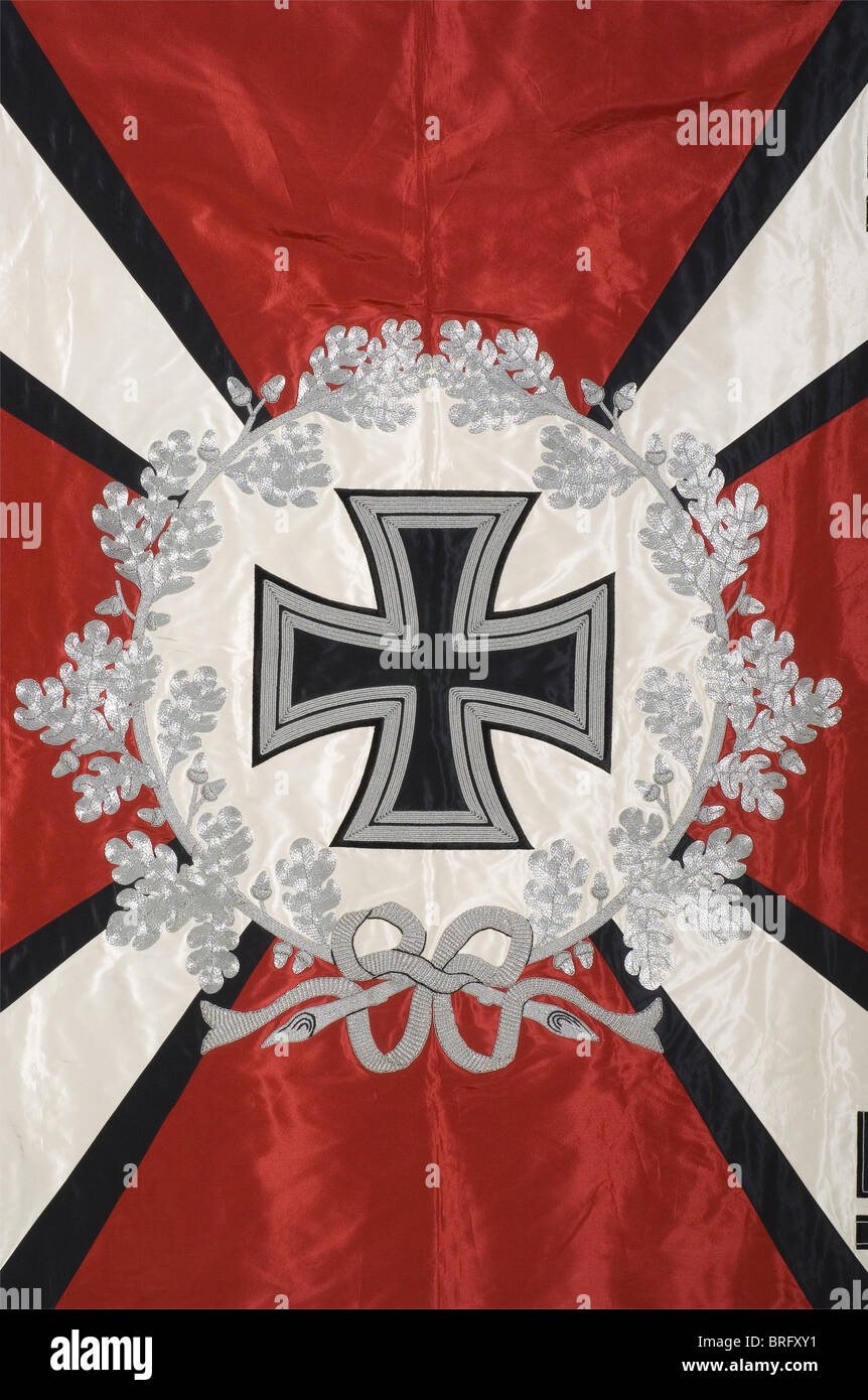 Bandiera per Flak(Anti-Aircraft)Artiglieria, lato opposto seta rossa, con un cerchio bianco al centro circondato da una corona di foglia di quercia ricamata in argento, contenente una croce di ferro nera con bordi ricamati in argento, enfatizzati da bordi ricamati in seta nera. Raggi bianchi che si allargano dal centro ai quattro angoli, con una swastika ricamata in argento in ciascuno. Circa 130 x 130 cm. Un pezzo virtualmente nuovo da una bandiera che non è stato mai completato.,storico,storico,anni trenta,anni trenta,XX secolo,Air Force,ramo di servizio,rami di servizio,servizio armato,armato,diritti aggiuntivi-clearences-non disponibile Foto Stock