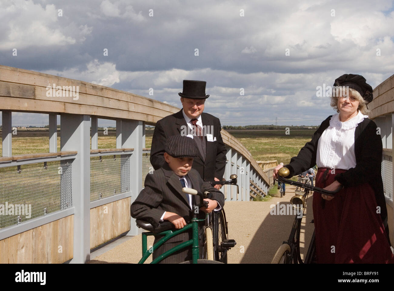 Alan Kempton e famiglia, membri dell'Burwell veterano e Vintage Gruppo di bicicletta in apertura di raggiungere Ponte di Lode Foto Stock