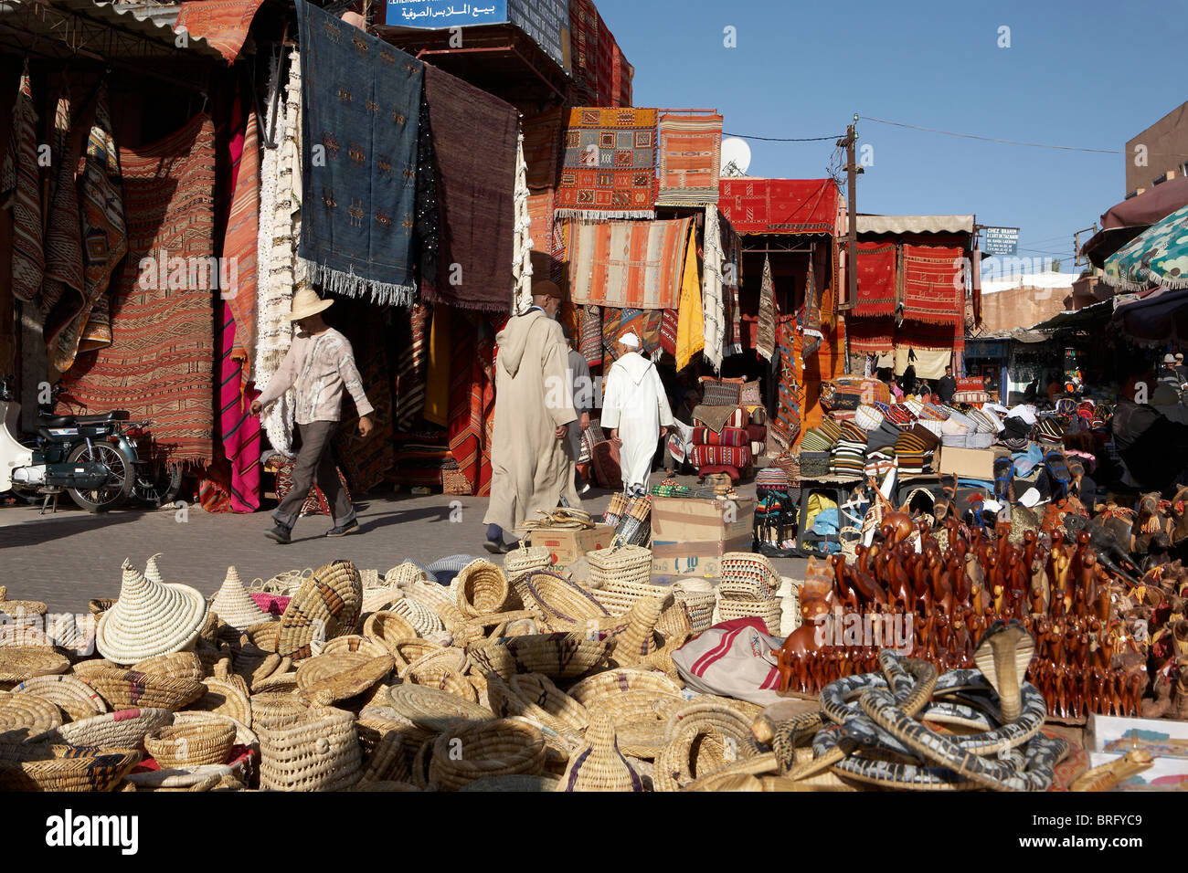 Marrakech: popolo marocchino nel SOUK Foto Stock