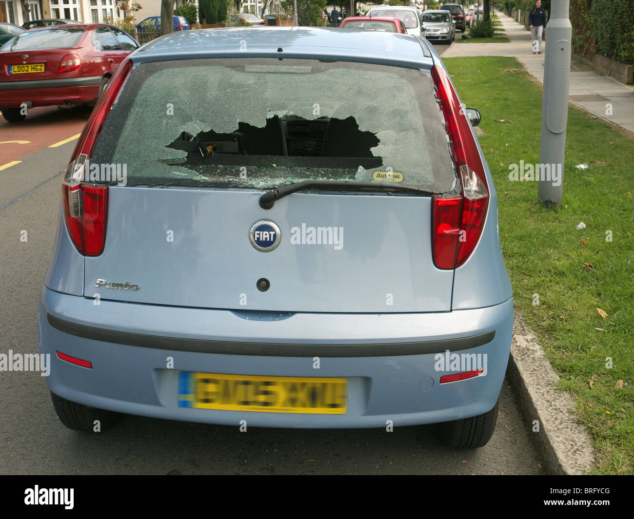 Un soggetto ad atti vandalici Fiat auto con un fracassato il finestrino posteriore. Foto Stock