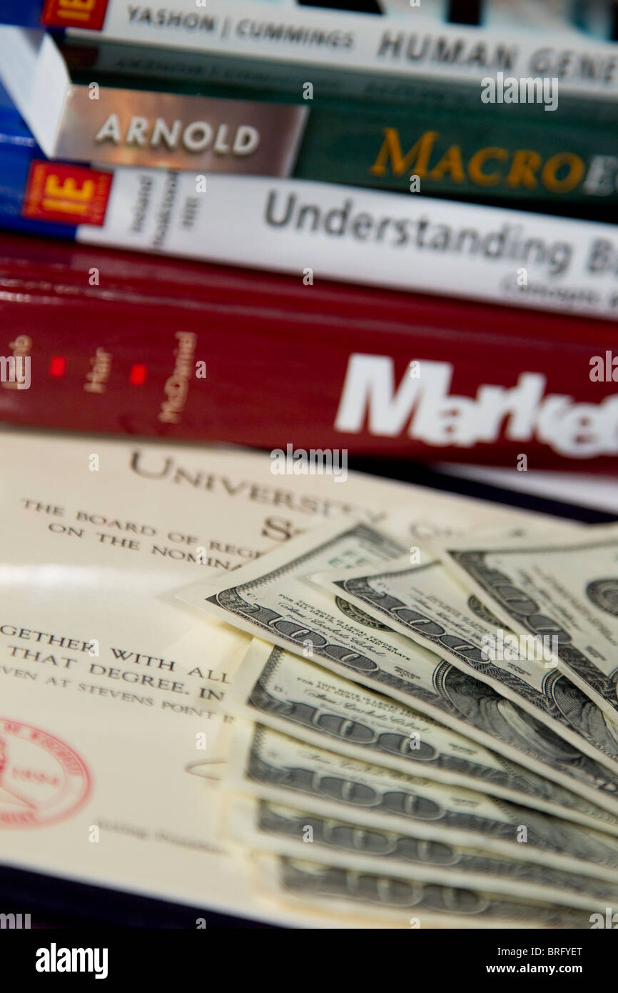 Il denaro, libri di testo e del diploma, tasse scolastiche per il Collegio di laurea Foto Stock